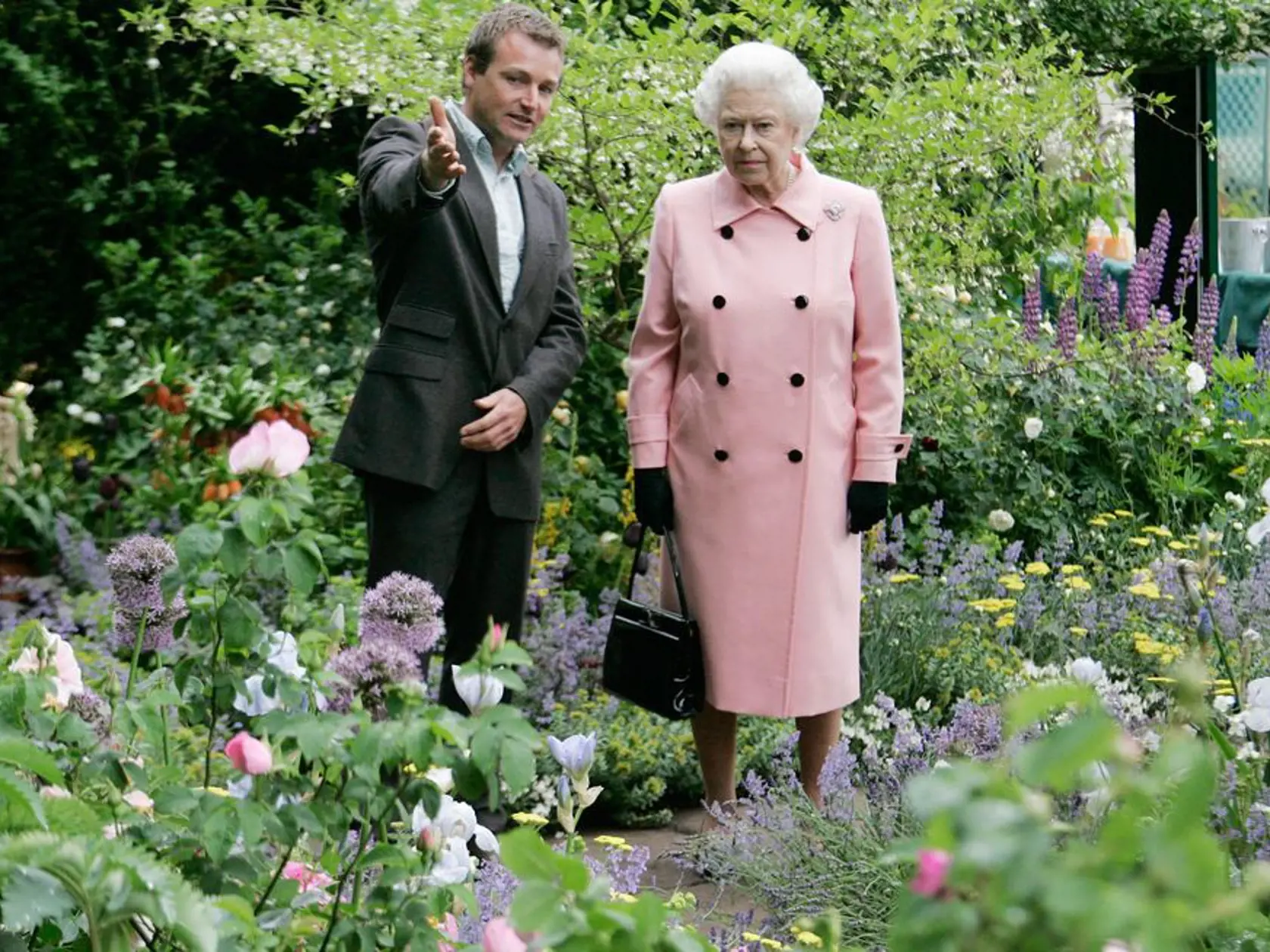 Kráľovná Alžbeta II. počas návštevy Chelsea Flower Show v roku 2007.