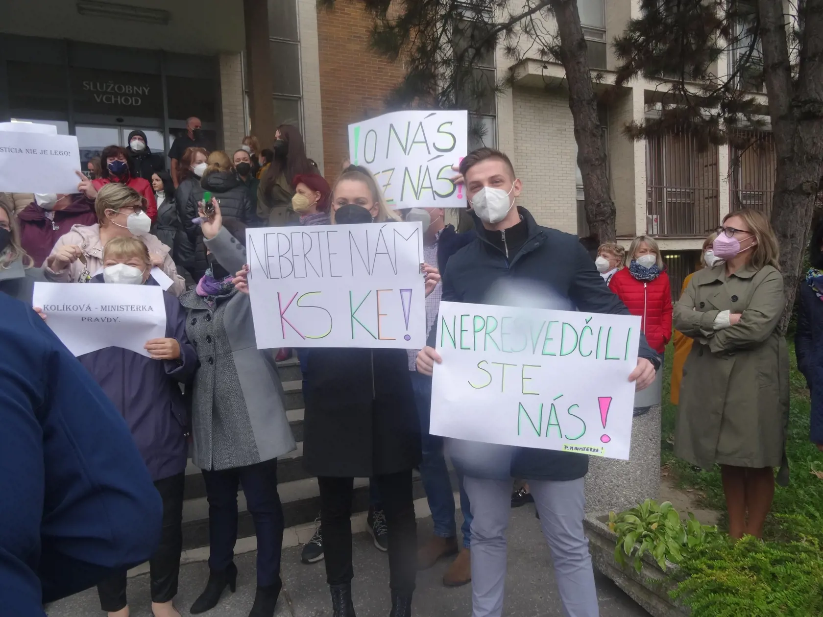 Veľavravné transparenty, ktorými hodnotia ich autori reformu súdnej mapy.