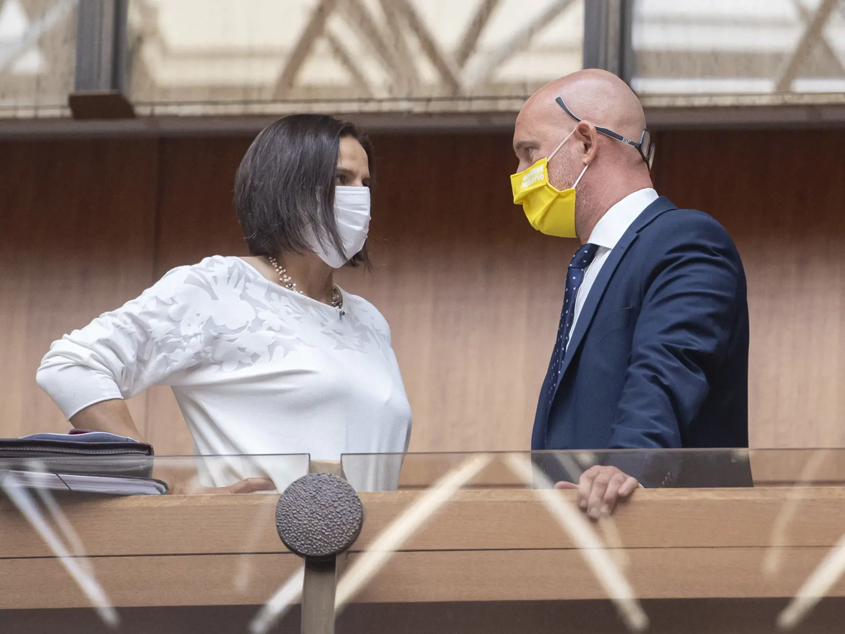 Na snímke vľavo ministerka spravodlivosti SR Mária Kolíková (Za ľudí) a minister školstva, vedy, výskumu a športu SR Branislav Gröhling (SaS) prichádzajú na rokovanie 27. schôdze vlády SR 25. augusta 2021 v Bratislave.