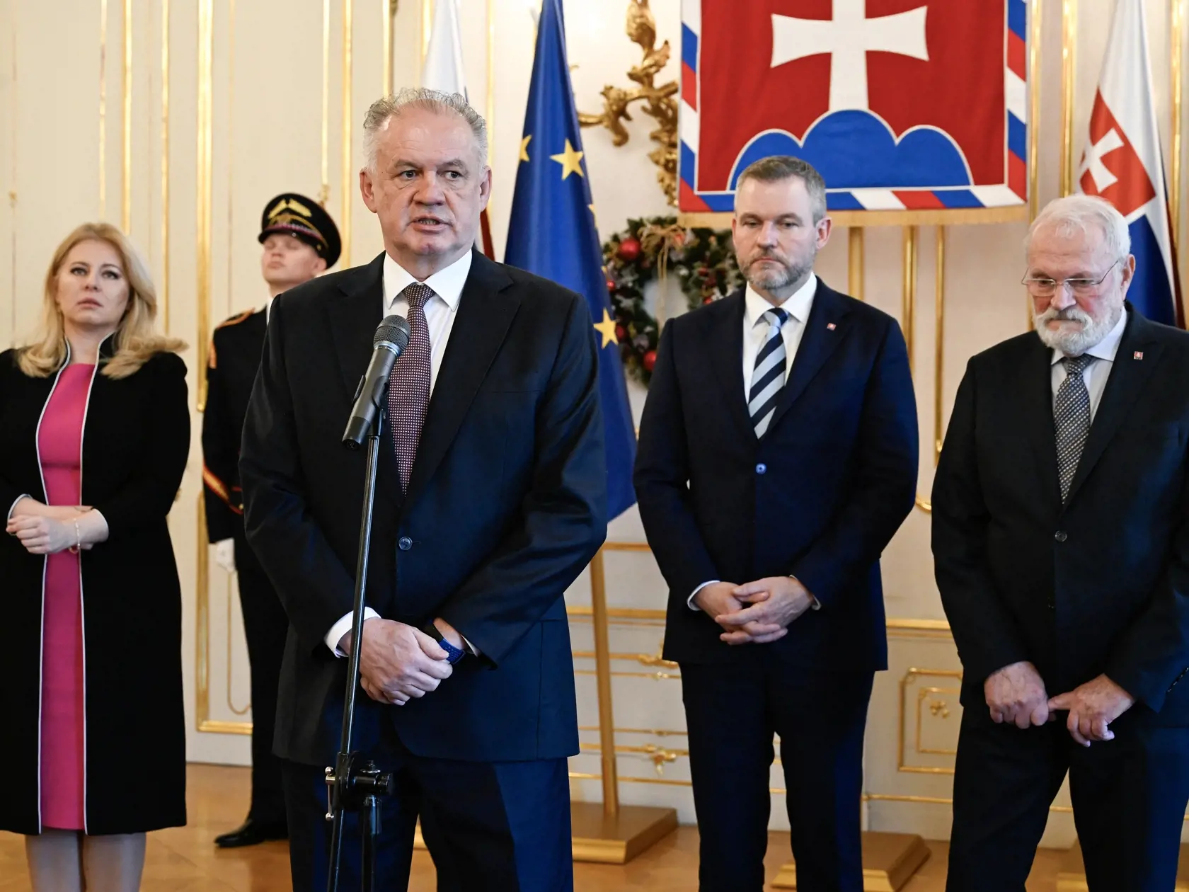 Na snímke bývalí prezidenti SR zľava Zuzana Čaputová, Andrej Kiska, súčasná hlava štátu Peter Pellegrini  a Ivan Gašparovič počas záverečného vyjadrenia po tradičnom novoročnom obede v pondelok 13. januára 2025 v Prezidentskom paláci v Bratislave. FOTO TASR - Pavel Neubauer


