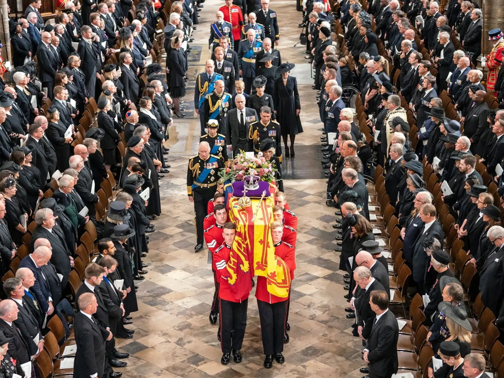 Z ôsmich mladíkov, ktorí niesli 227-kilovú truhlu s Alžbetou vyztuženú olovom, sa v Británii stali celebrity.