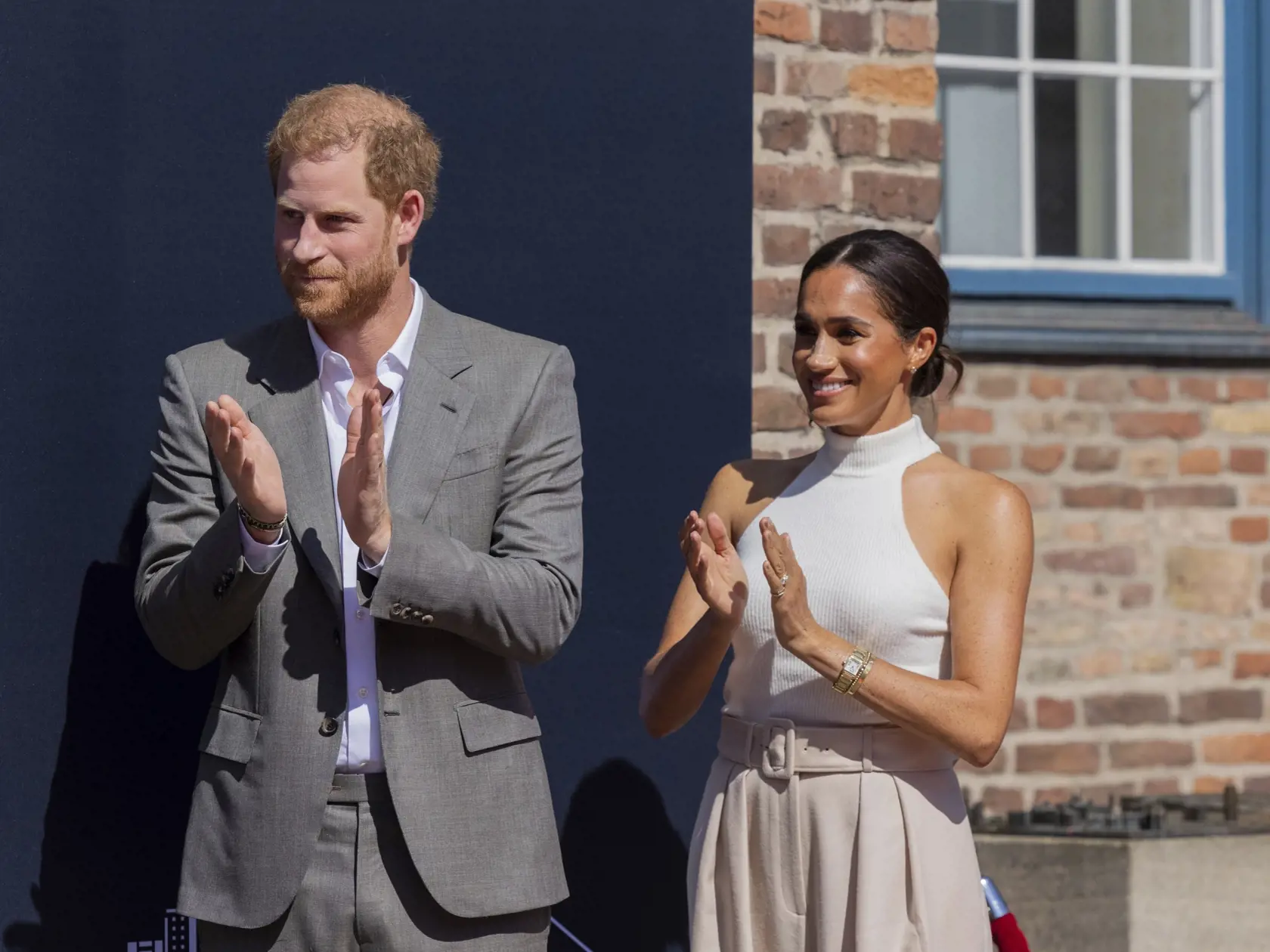 Princ Harry a Meghan počas návštevy v radnici nemeckého mesta Düsseldorf.