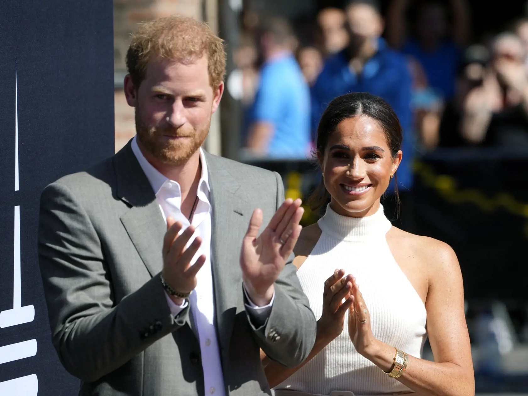 Britský princ Harry a Meghan, vojvodkyňa zo Sussexu, počas návštevy v radnici nemeckého mesta Düsseldorf.