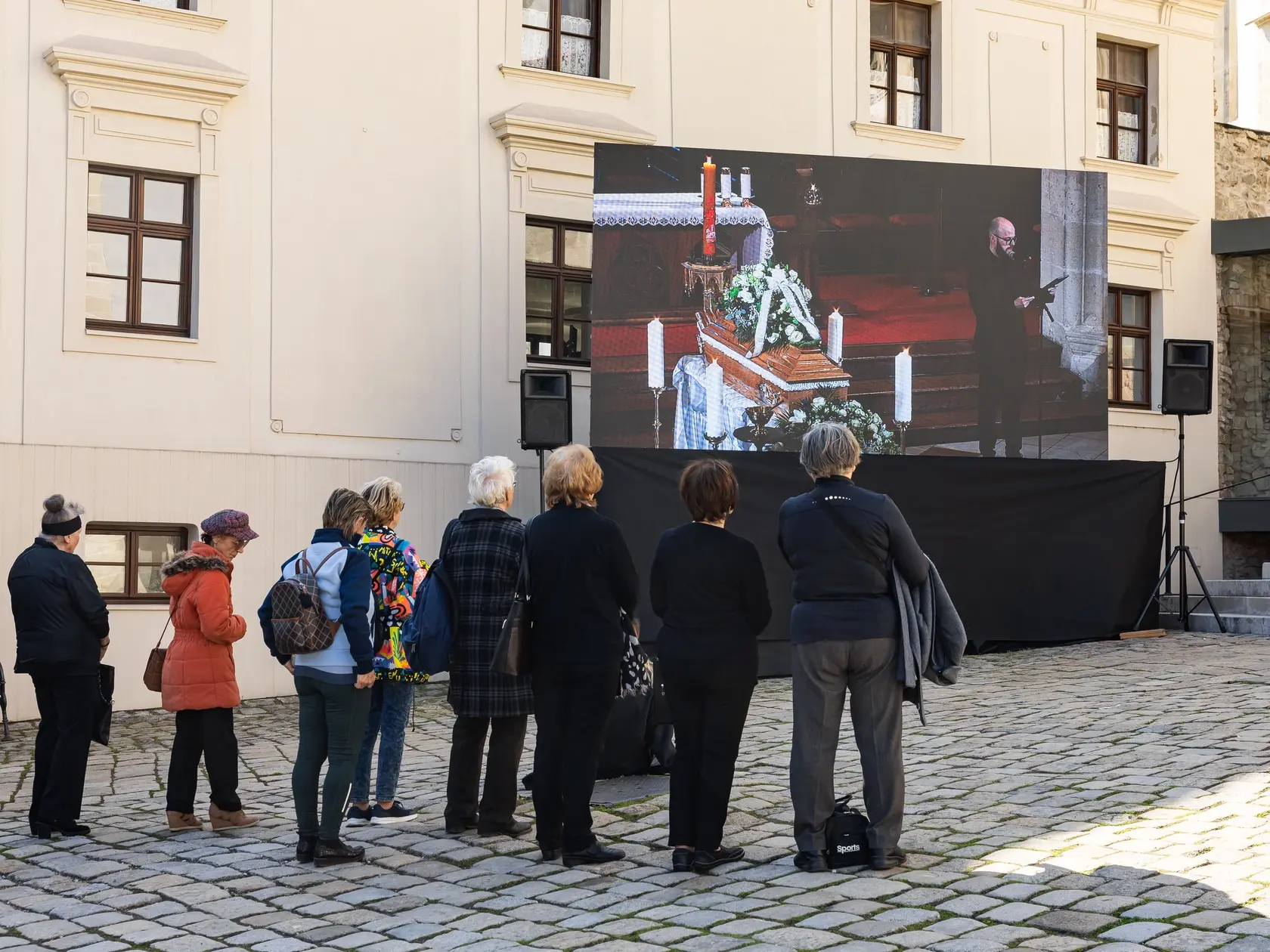 Posledná rozlúčka s hercom Štefanom Kvietikom za účasti rodiny aj verejnosti v Katedrále sv. Martina v Bratislave.