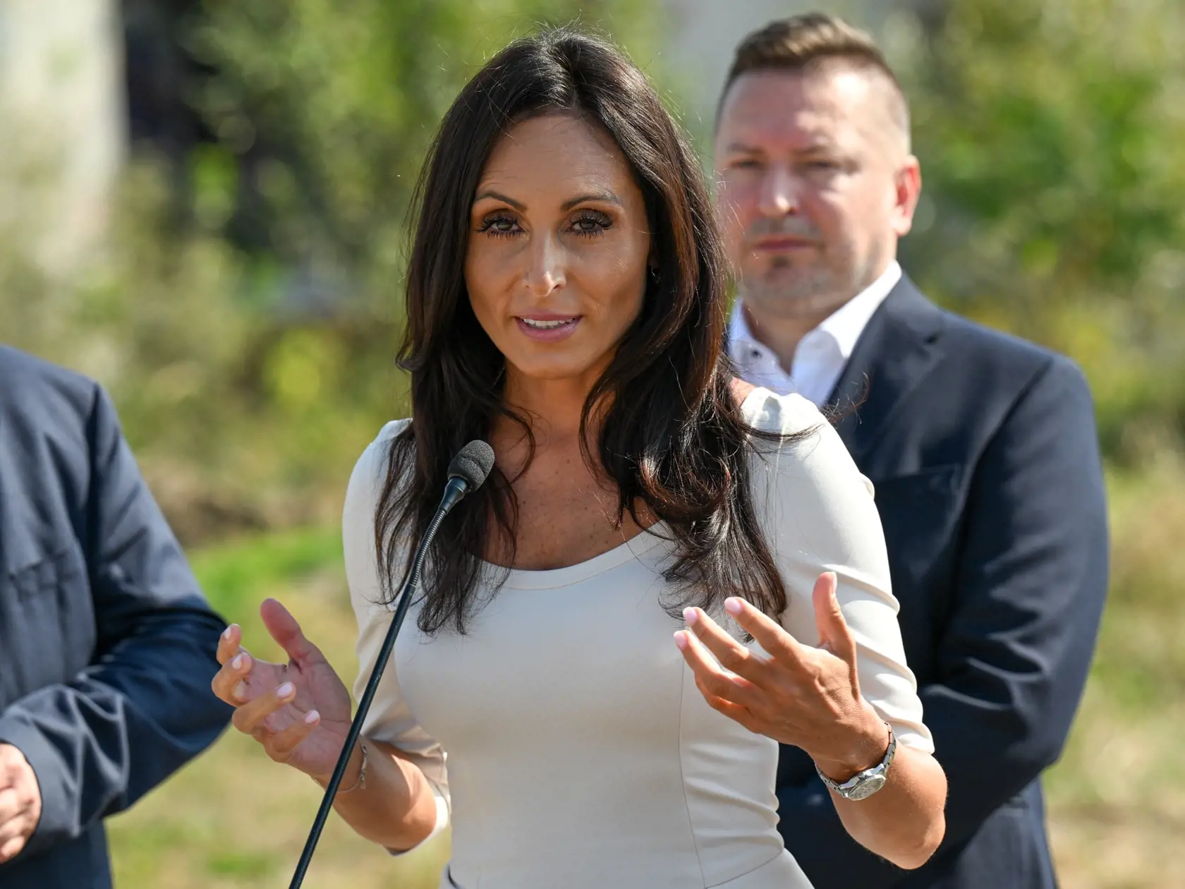 Na snímke ministerka zdravotníctva Zuzana Dolinková (Hlas-SD) gestikuluje počas tlačovej konferencie po stretnutí s vedením  Fakultnej nemocnice Jána Adama Reimana v Prešove v utorok 3. septembra 2024. Na rokovaní okrem Dolinkovej boli prítomní aj premiér SR Robert Fico a minister vnútra Robert Kaliňák (obaja SMER-SD). FOTO TASR - Veronika Mihaliková