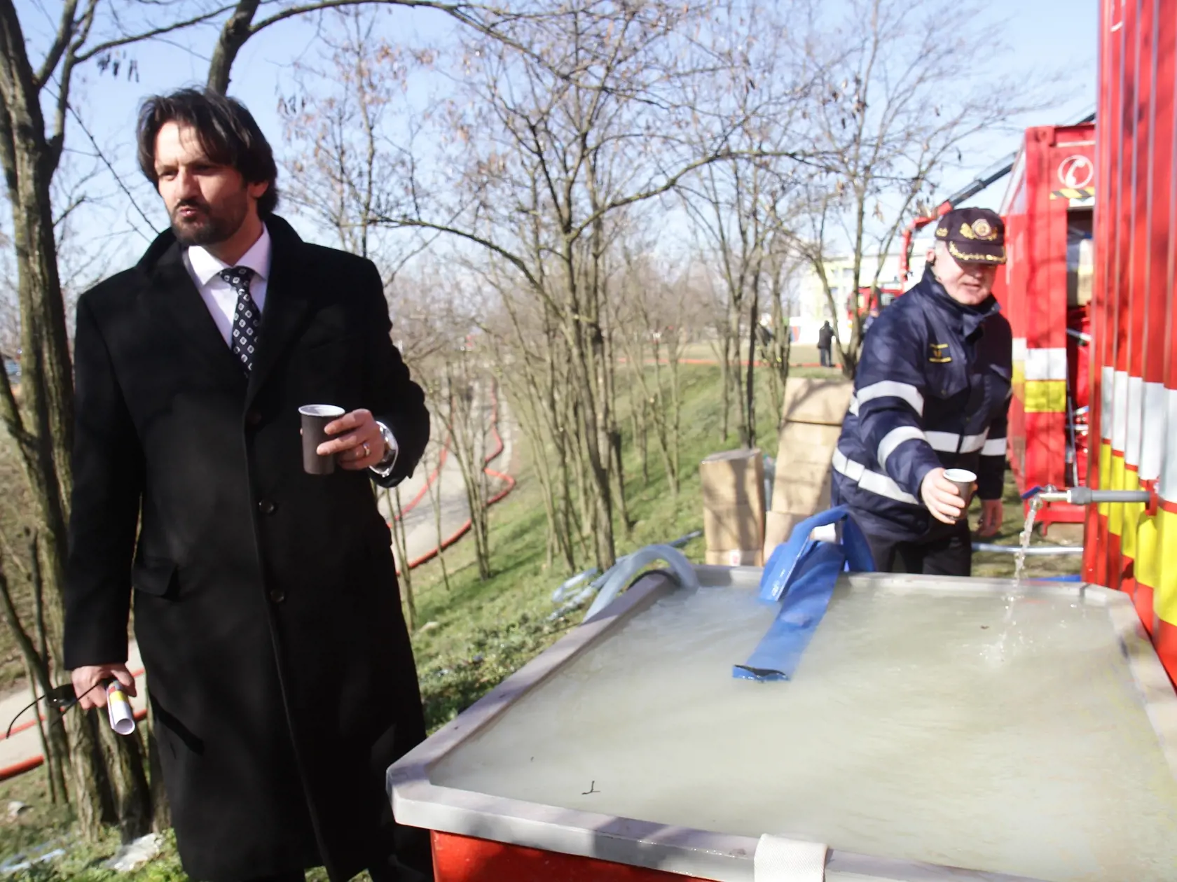 Robert Kaliňák a Alexander Nejedlý pijú upravenú vodu z Dunaja na prehliadke protipovodňovej techniky v areáli Divokej vody v Čunove.