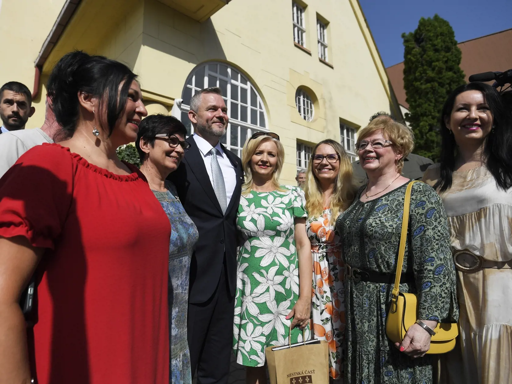 Prezident SR Peter Pellegrini sa fotí s ľuďmi počas návštevy regionálneho pracoviska Kancelárie prezidenta SR v Košiciach 21. júna 2024.