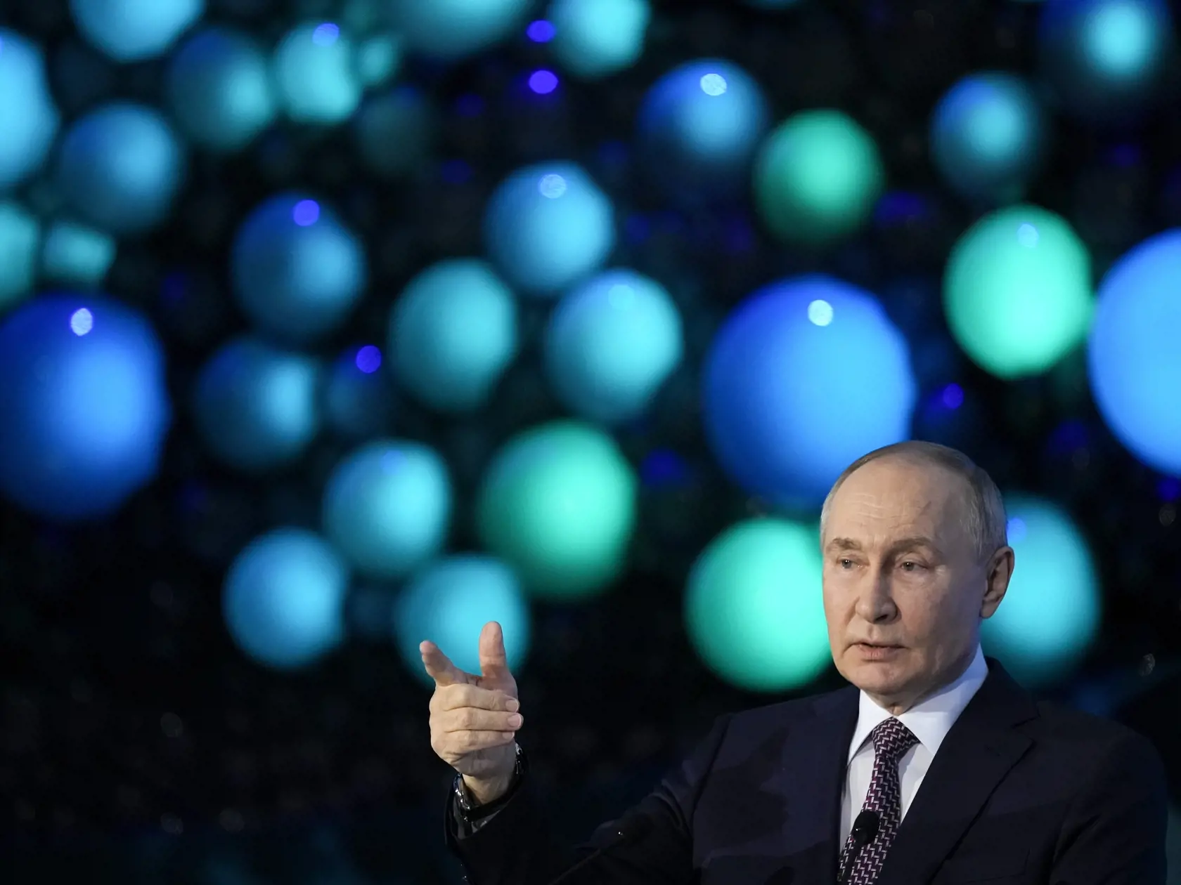 AZ1 Moskva - Na snímke ruský prezident Vladimir Putin gestikuluje počas svojho prejavu na technologickom fóre v Moskve 20. februára 2025. FOTO TASR/AP

Russian President Vladimir Putin gestures as he addresses a Technology Forum in Moscow, Russia, Friday, Feb. 21, 2025. (AP Photo/Pavel Bednyakov)