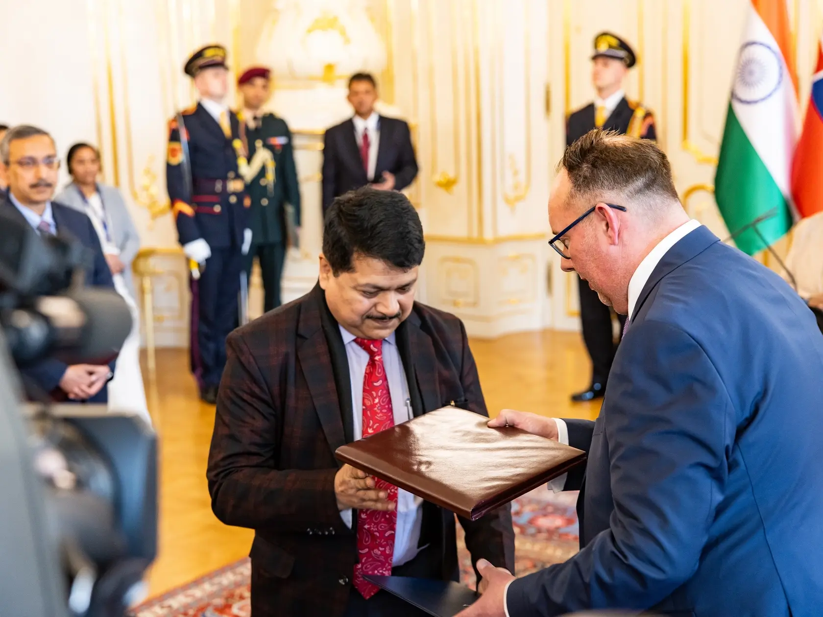 Prezident SR Peter Pellegrini víta v Grasalkovičovom paláci prezidentku Indickej republiky Draupadi Murmúovú.
