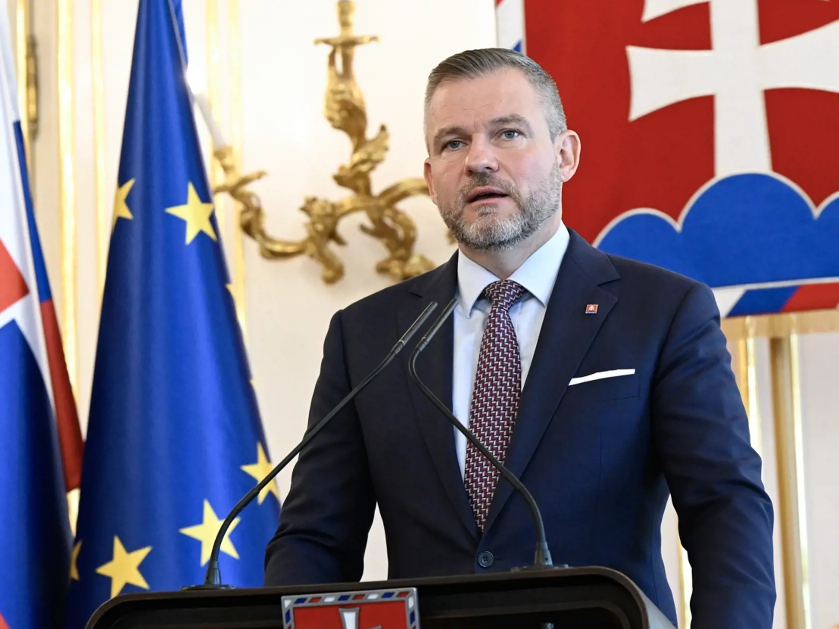 Na snímke vpravo prezident SR Peter Pellegrini a vľavo predsedníčka Súdnej rady SR Marcela Kosová počas vyhlásenia pre médiá po stretnutí v Prezidentskom paláci 15. júla 2024 v Bratislave. FOTO TASR - Pavel Neubauer