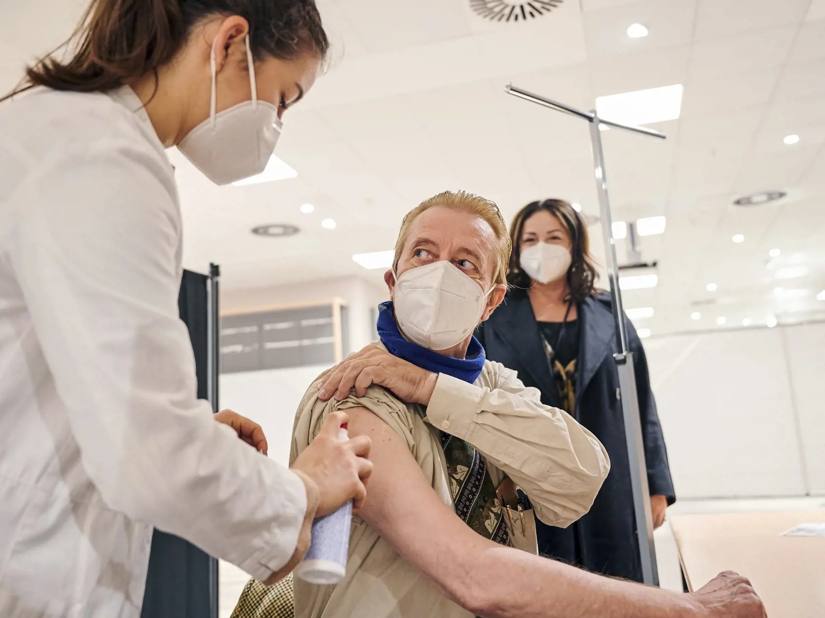V súvislosti s odškodňovaním osôb po nežiaducich účinkoch vakcín preferuje zavedenie jednoduchej odškodňovacej schémy. "S ministrom zdravotníctva sme sa dohodli, že sa o tom budeme rozprávať," dodala.