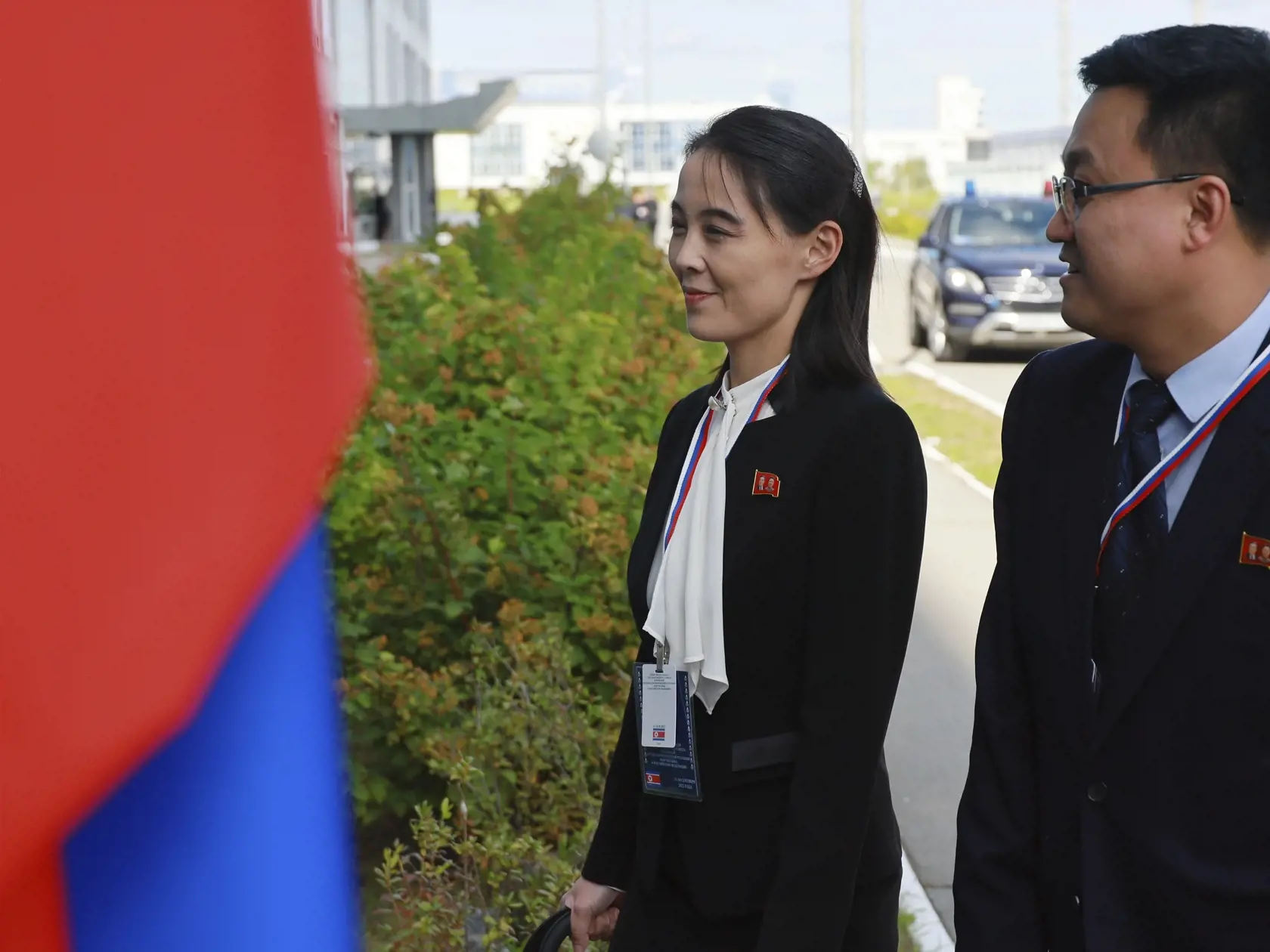 Kim Jo-čong, sestra severokórejského vodcu Kim Čong-una, prichádza na stretnutie ruského prezidenta Vladimira Putina a severokórejského lídra Kim Čong-una na kozmodróme Vostočnyj v Amurskej oblasti na ruskom Ďalekom východe 13. septembra 2023.