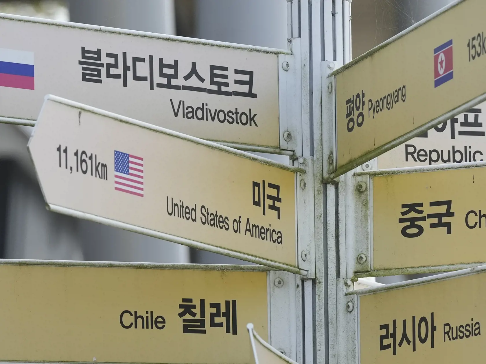 Nápisy destinácií vrátane severokórejského hlavného mesta Pchjongjang a ruského mesta Vladivostok 12. septembra 2023 v severokórejskom Padžu.