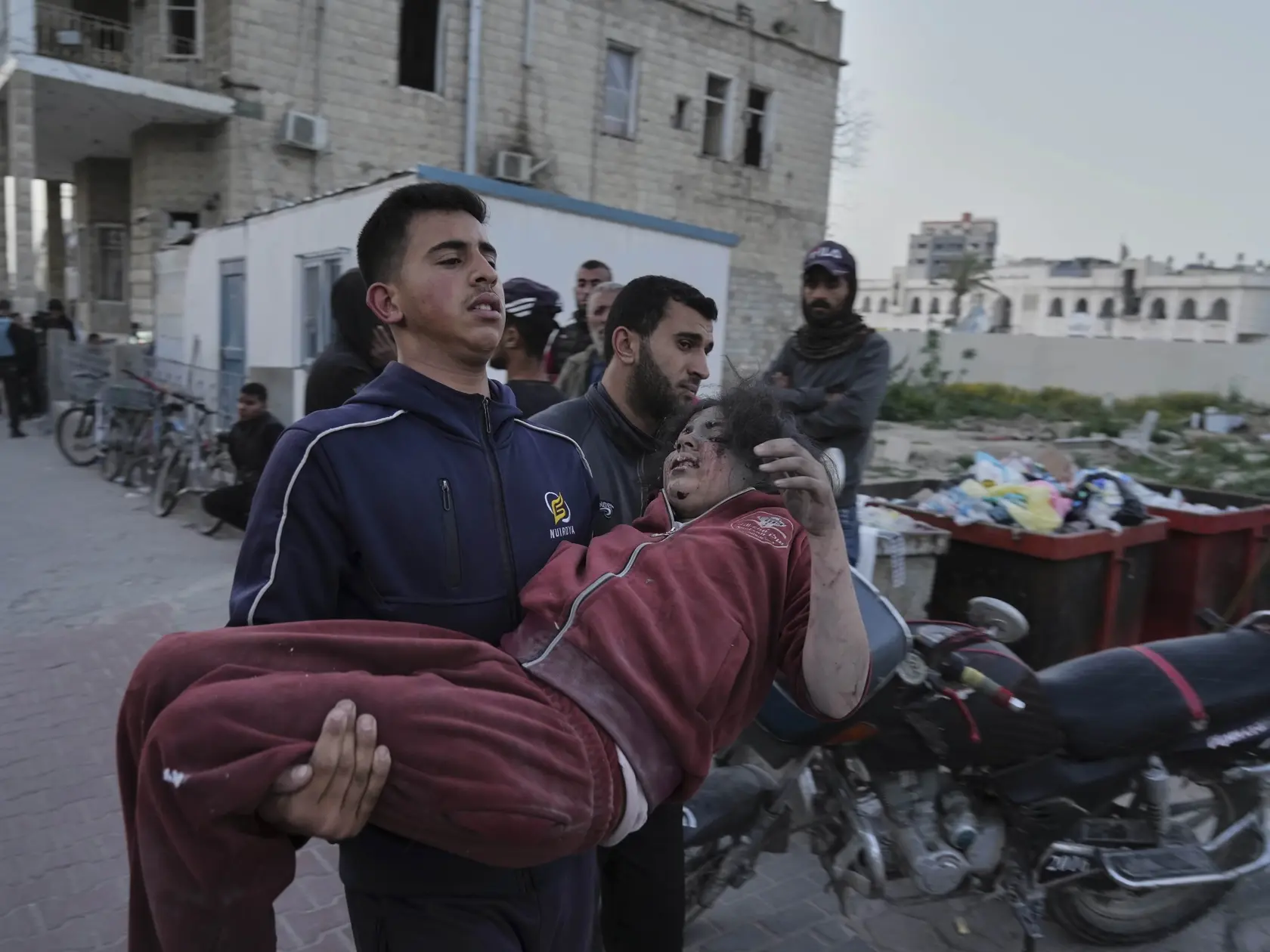 JB 31 Gaza - Palestínčanov zranených po izraelských leteckých útokoch prinášajú na ošetrenie do nemocnice v meste Gaza 3. apríla 2025. Najmenej 25 ľudí prišlo v Pásme Gazy vo štvrtok o život pri izraelskom leteckom útoku na budovu školy, ktorá slúži ako útočisko pre ľudí vysídlených v dôsledku vojny, uviedla tamojšia civilná obrana. TASR informuje podľa agentúry AFP. Podľa hovorcu gazského úradu pre civilnú obranu Mahmúda Bassala došlo k náletu severovýchodne od mesta Gaza a zranenia utrpelo najmenej ďalších 100 osôb. FOTO TASR/AP

Palestinians who were injured in an Israeli airstrike, are brought for a treatment at the Baptist Hospital in Gaza City, on Thursday, April 3, 2025. (AP Photo/Jehad Alshrafi)