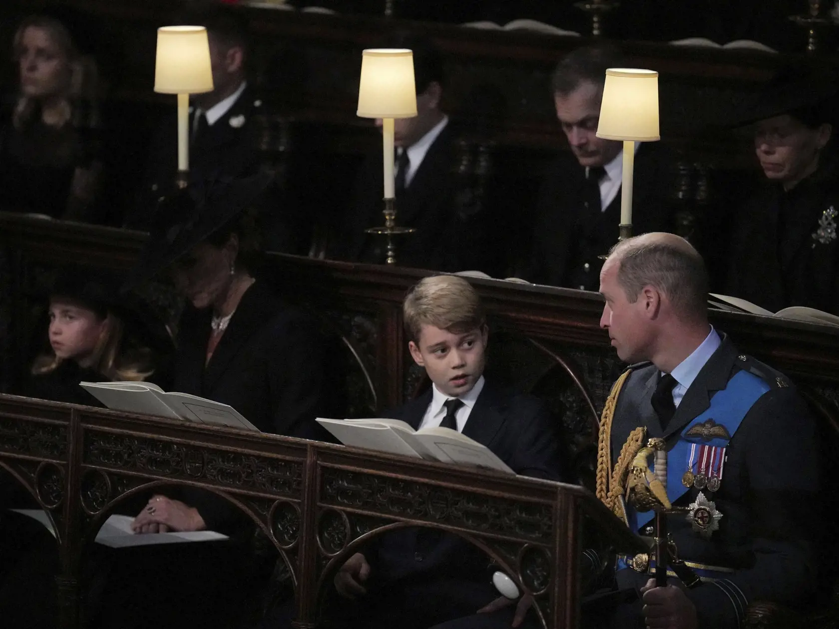 Na snímke je zľava britská princezná Charlotte, Kate, britská princezná z Walesu, britský princ George a britský princ William počas obradu rozžehnania sa s telom britskej kráľovnej Alžbety II. v Kaplnke svätého Juraja na hrade Windsor.