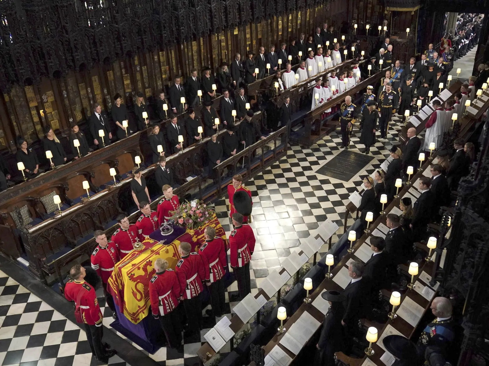 Rakva s pozostatkami zosnulej britskej kráľovnej Alžbety II. počas obradu rozžehnania sa s telom v Kaplnke svätého Juraja na hrade Windsor v pondelok 19. septembra 2022.