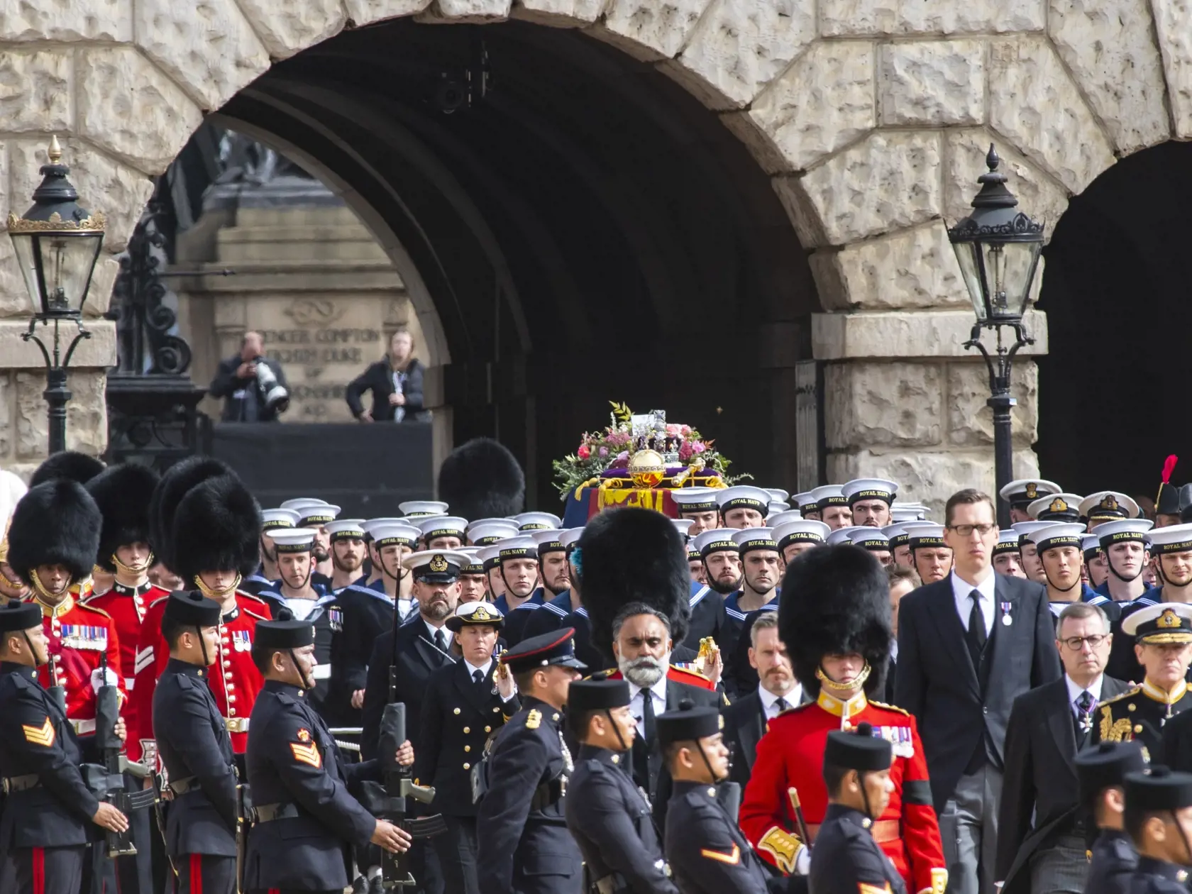 Rakva s pozostatkami zosnulej britskej kráľovnej Alžbety II., položená na štátnej lafete kráľovského námorníctva ťahanej námorníkmi, počas smútočného sprievodu k Wellingtonovmu oblúku v Londýne.