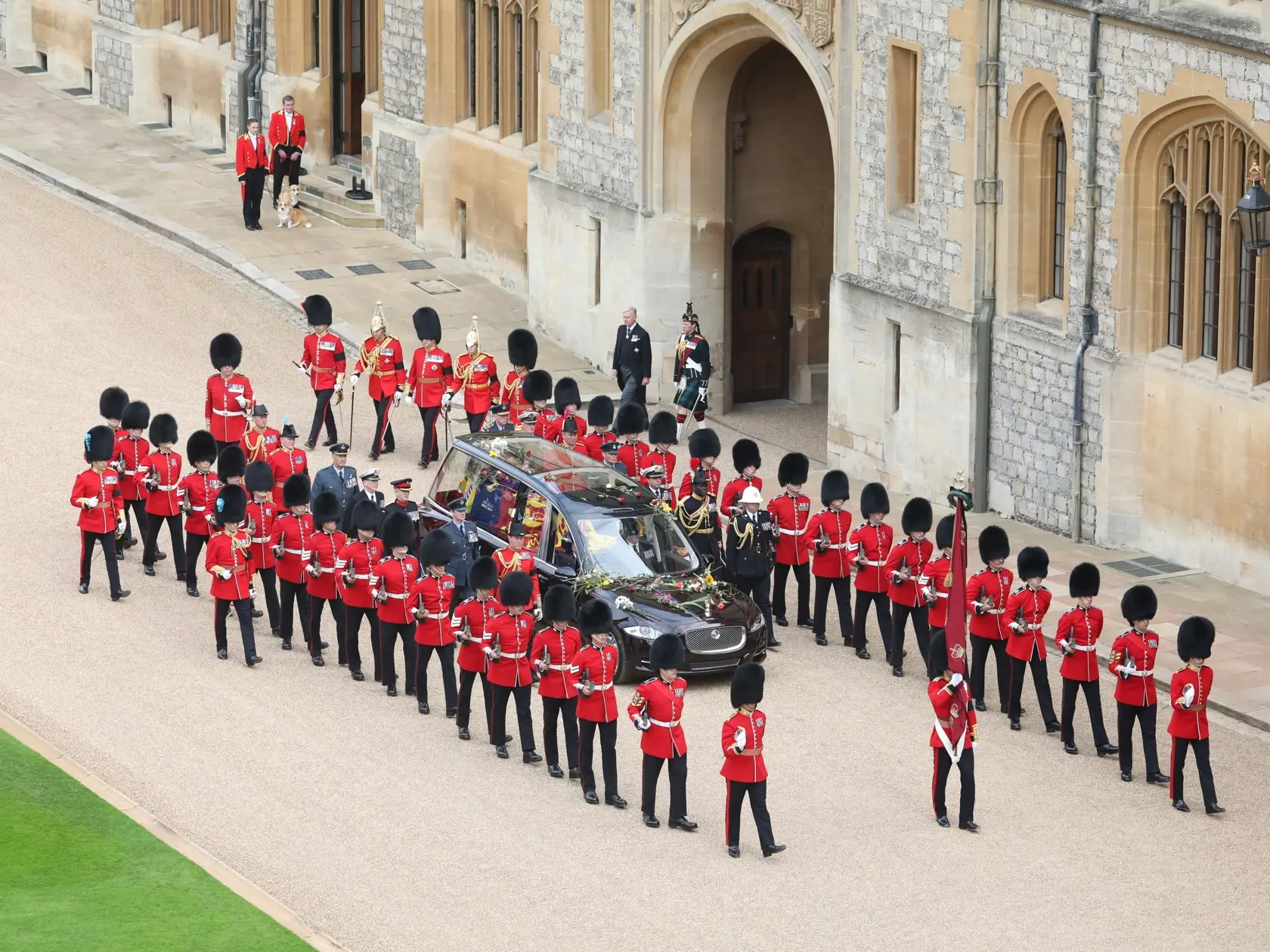 Pohrebný voz preváža rakvu s pozostatkami zosnulej britskej kráľovnej Alžbety II. do areálu Windsorského hradu.