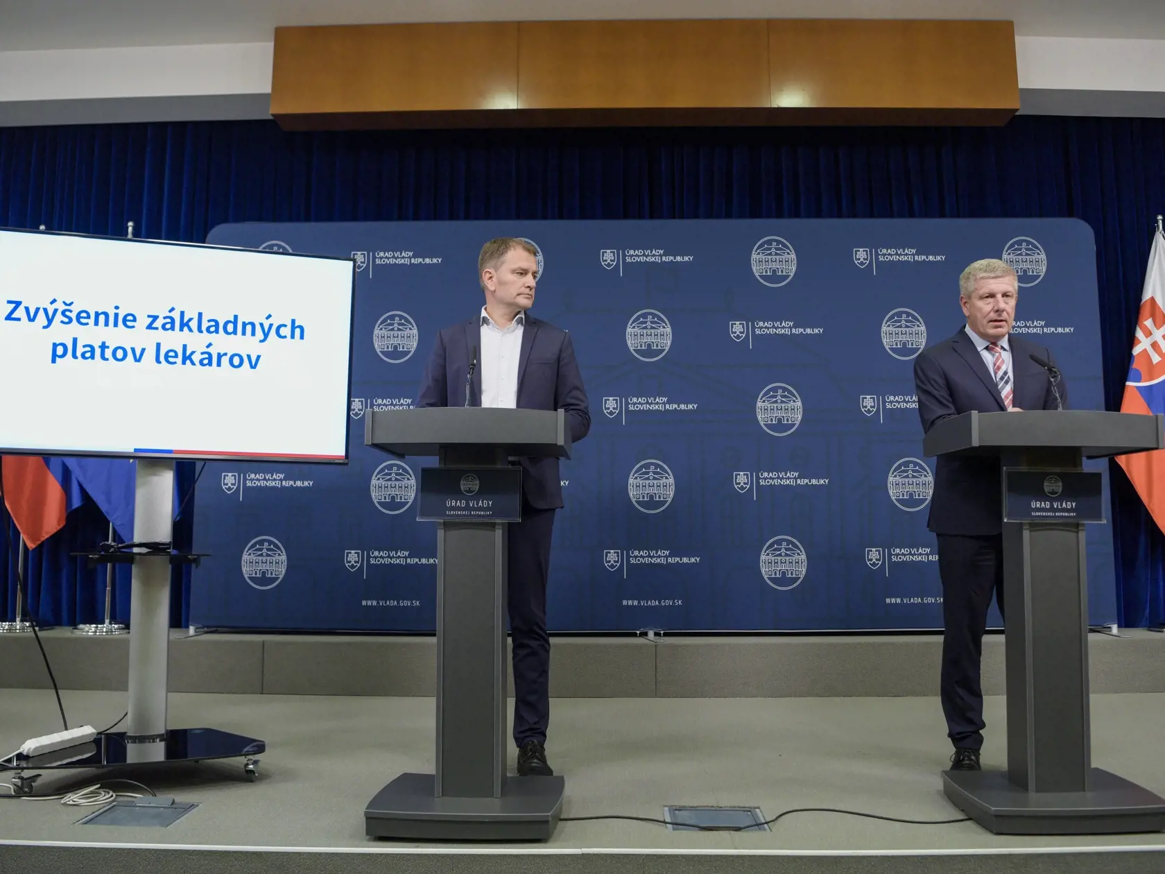 Na snímke zľava minister financií SR Igor Matovič, minister zdravotníctva SR Vladimír Lengvarský počas tlačovej konferencie na Úrade vlády SR, kde rokovali zástupcovia Lekárskeho odborového združenia (LOZ) spoločne s premiérom SR Eduardom Hegerom o platových podmienkach pre zdravotníkov 19. augusta 2022 v Bratislave. FOTO TASR - Pavol Zachar