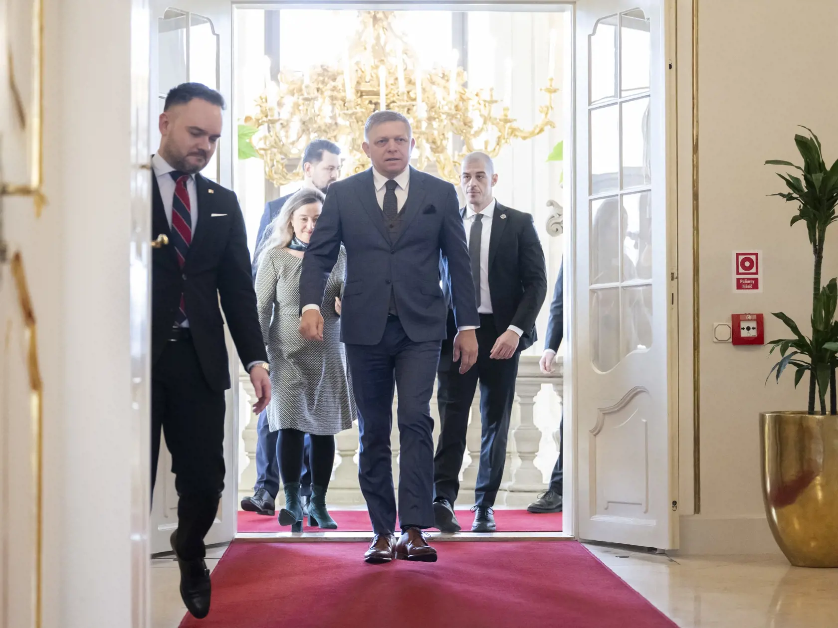 Na snímke predseda koaličnej strany Smer-SD a premiér SR Robert Fico (uprostred) prichádza na stretnutie predsedov politických strán za okrúhlym stolom k zahraničnopolitickej orientácii Slovenska, ktoré zorganizoval prezident SR Peter Pellegrini v Prezidentskom paláci v Bratislave v utorok 4. februára 2025.