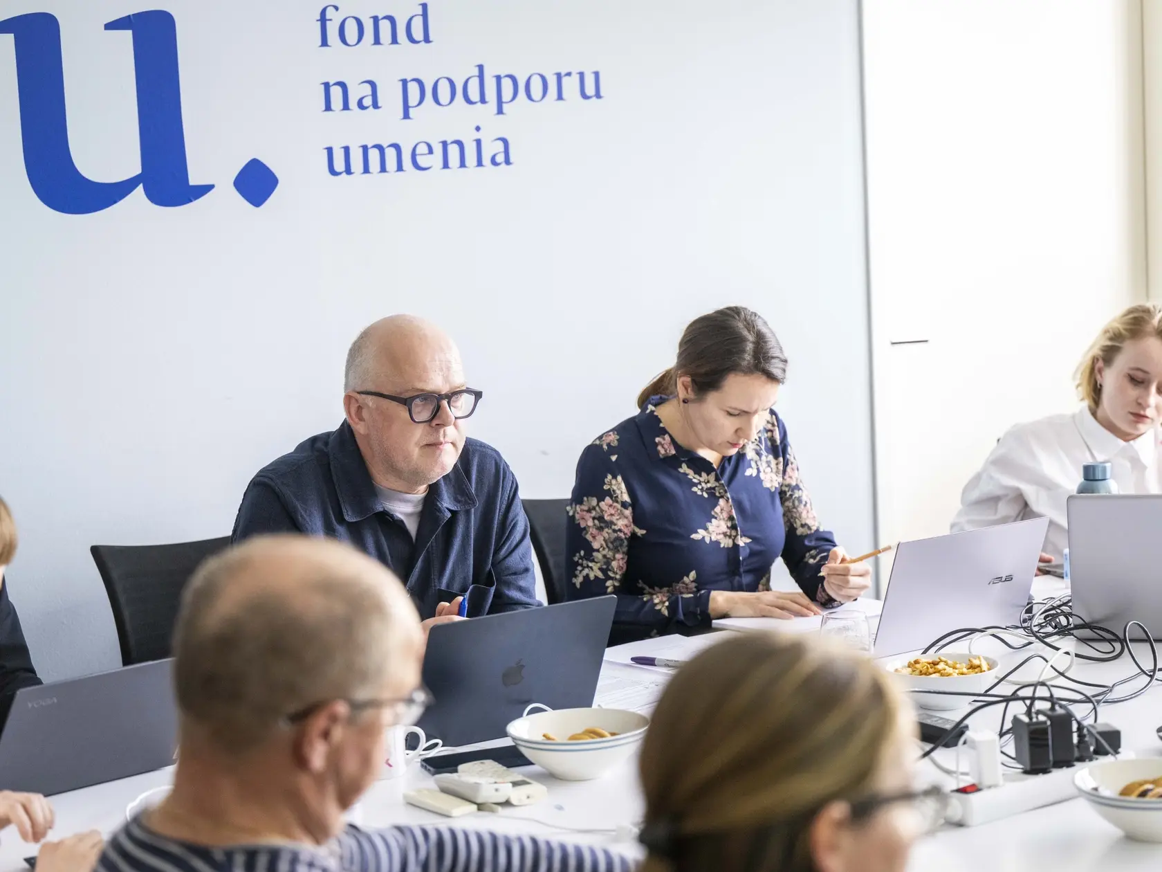Na snímke vľavo predseda Rady Fondu na podporu umenia Dušan Buran počas zasadnutia Rady Fondu na podporu umenia (FPU) 12. marca 2025 v Bratislave.