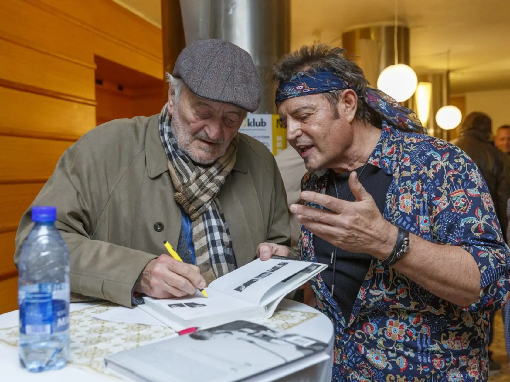 Spevák Jozef Paulíny sa ukázal v roku 2019 na krste Janka Lehotského. Knihu si nechal podpísať aj od Milana Lasicu.