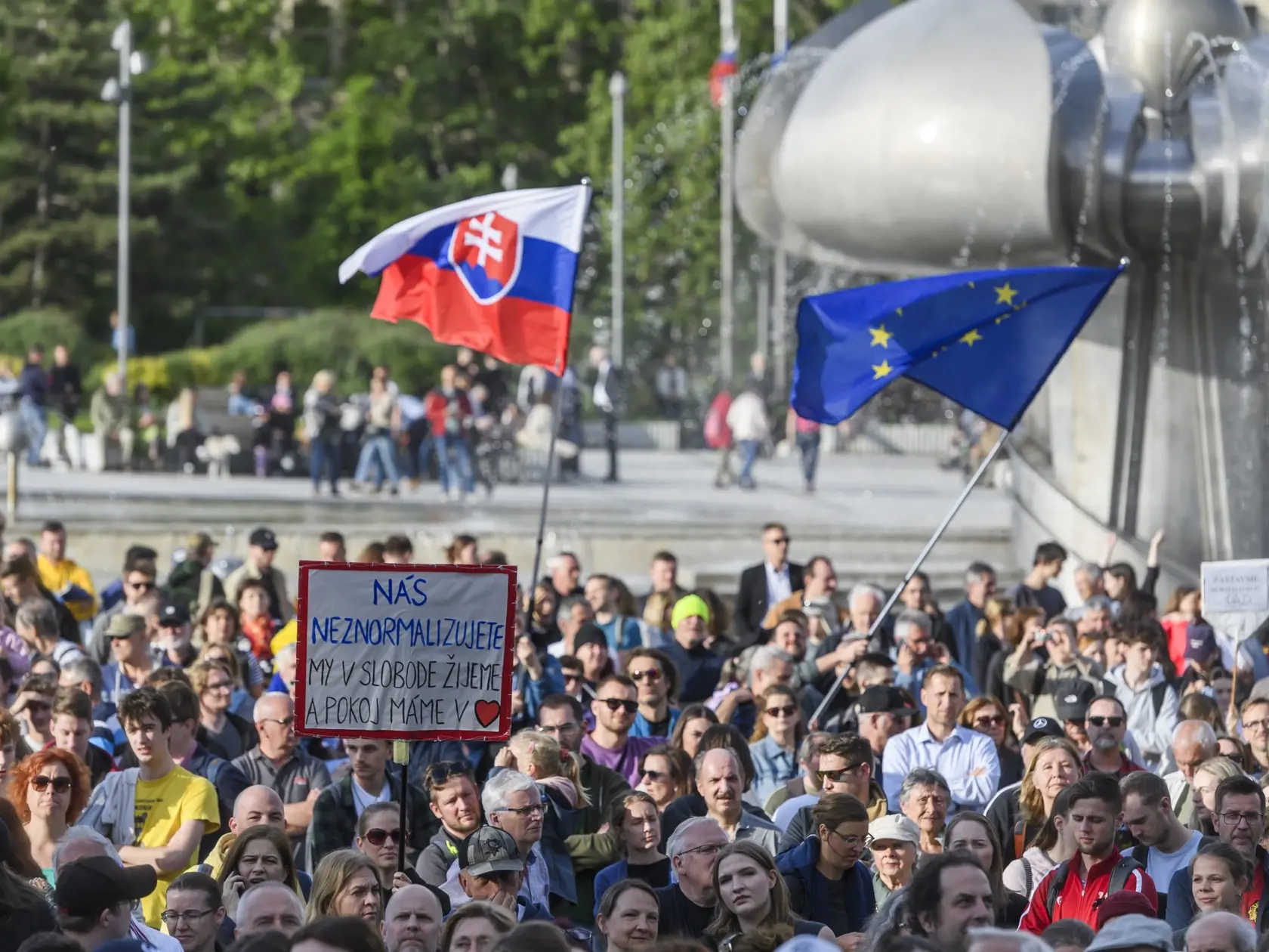 Na snímke ľudia počas protivládneho protestu hnutia Progresívne Slovensko (PS) na Námestí slobody v Bratislave 2. mája 2024. FOTO TASR - Jaroslav Novák