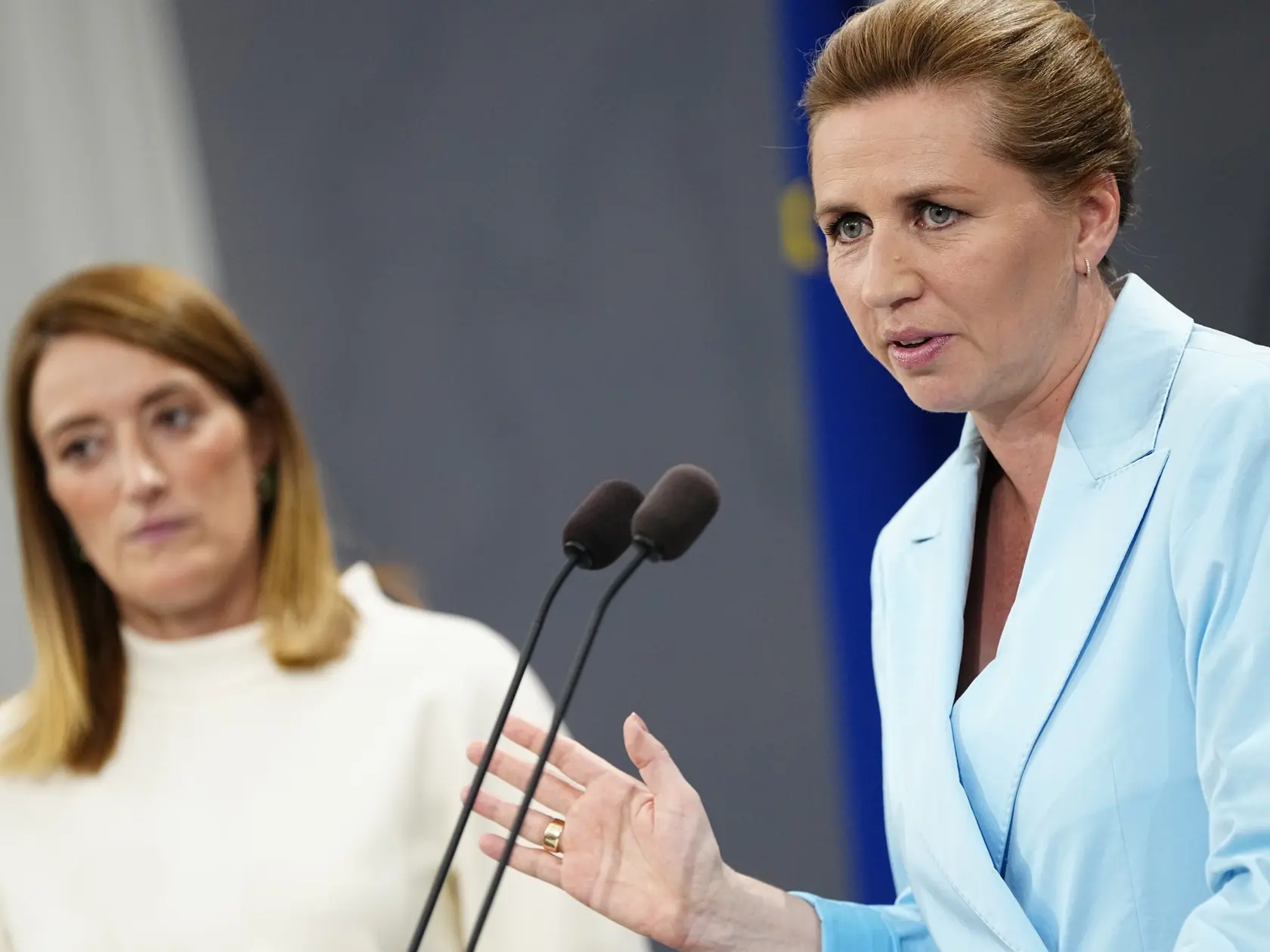 Dánska premiérka Mette Frederiksenová (vpravo) a predsedníčka Európskeho parlamentu Roberta Metsolová