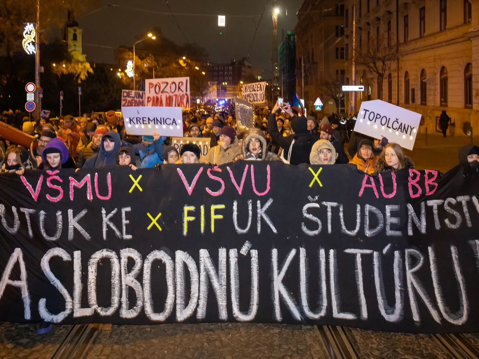 Štafetový protest za slobodnú kultúru. Slovenská kultúrna pochodeň, ktorá predtým prešla 22 slovenských miest zavítala do Bratislavy. Platforma Otvorená kultúra zorganizovala pochod od ministerstva kultúry na Námestie Slobody, kde vystúpilo viacero hudobných interpretov.