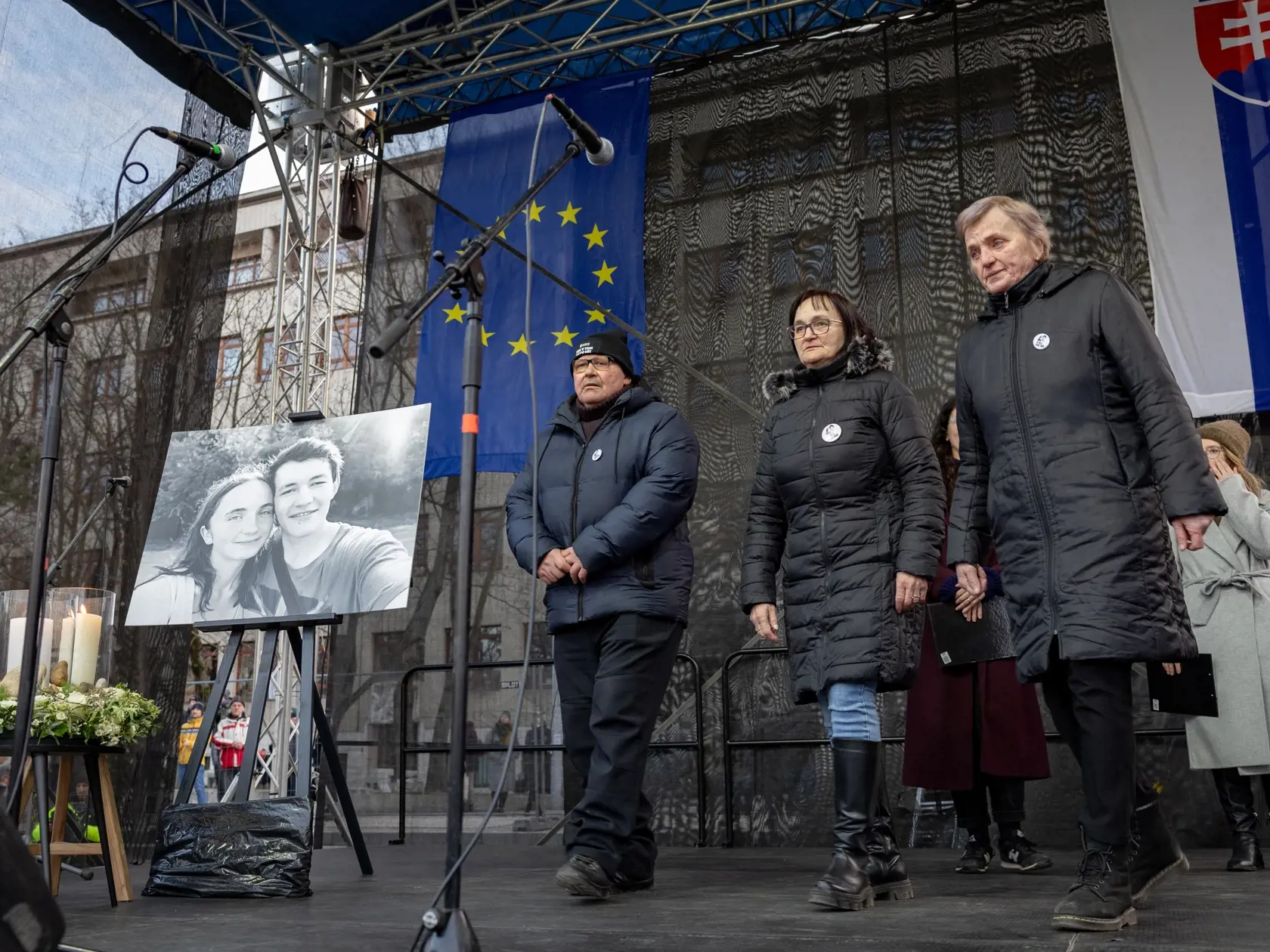 Spoločné zhromaždenie - Sedem rokov bez Jána a Martiny - Slovensko je Európa.
Spomienkovo-protestné zhromaždenie na Námestí slobody pri príležitosti výročia vraždy novinára Jána Kuciaka a jeho snúbenice Martiny Kušnírovej. Na snímke sú rodičia zavraždených, Jozef Kuciak, Jana Kuciaková a Zlatica Kušnírová.