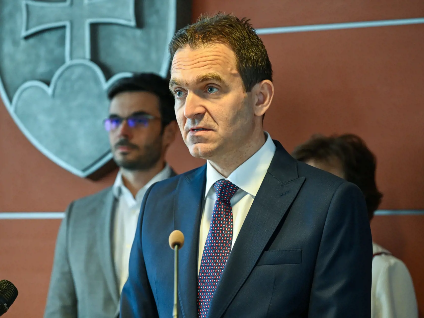 Na snímke zľava štátny tajomník ministerstva vnútra SR Tomáš Oparty, riaditeľka odboru volieb a referenda sekcie verejnej správy ministerstva vnútra SR Eva Chmelová a dočasný predseda vlády odborníkov SR poverený riadením ministerstva vnútra SR Ľudovít Ódor počas tlačovej konferencie na tému Voľby do Národnej rady SR 2023 v Bratislave vo štvrtok 10. augusta 2023.  O voľbu poštou zo zahraničia v septembrových predčasných parlamentných voľbách požiadalo 72.993  občanov.