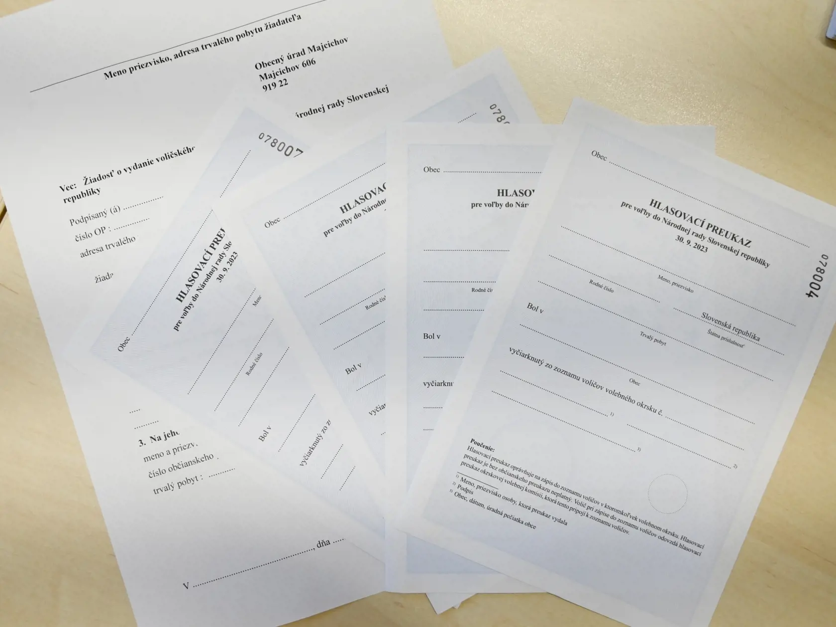 Obce a mestá začnú vydávať hlasovacie preukazy pre voľby do Národnej rady SR 2023 od stredy 16. augusta 2023. Lehota vyplýva zo zákona o podmienkach výkonu volebného práva. Na základe hlasovacieho preukazu môže volič hlasovať v sobotu 30. septembra 2023 v ľubovoľnej volebnej miestnosti na Slovensku.
