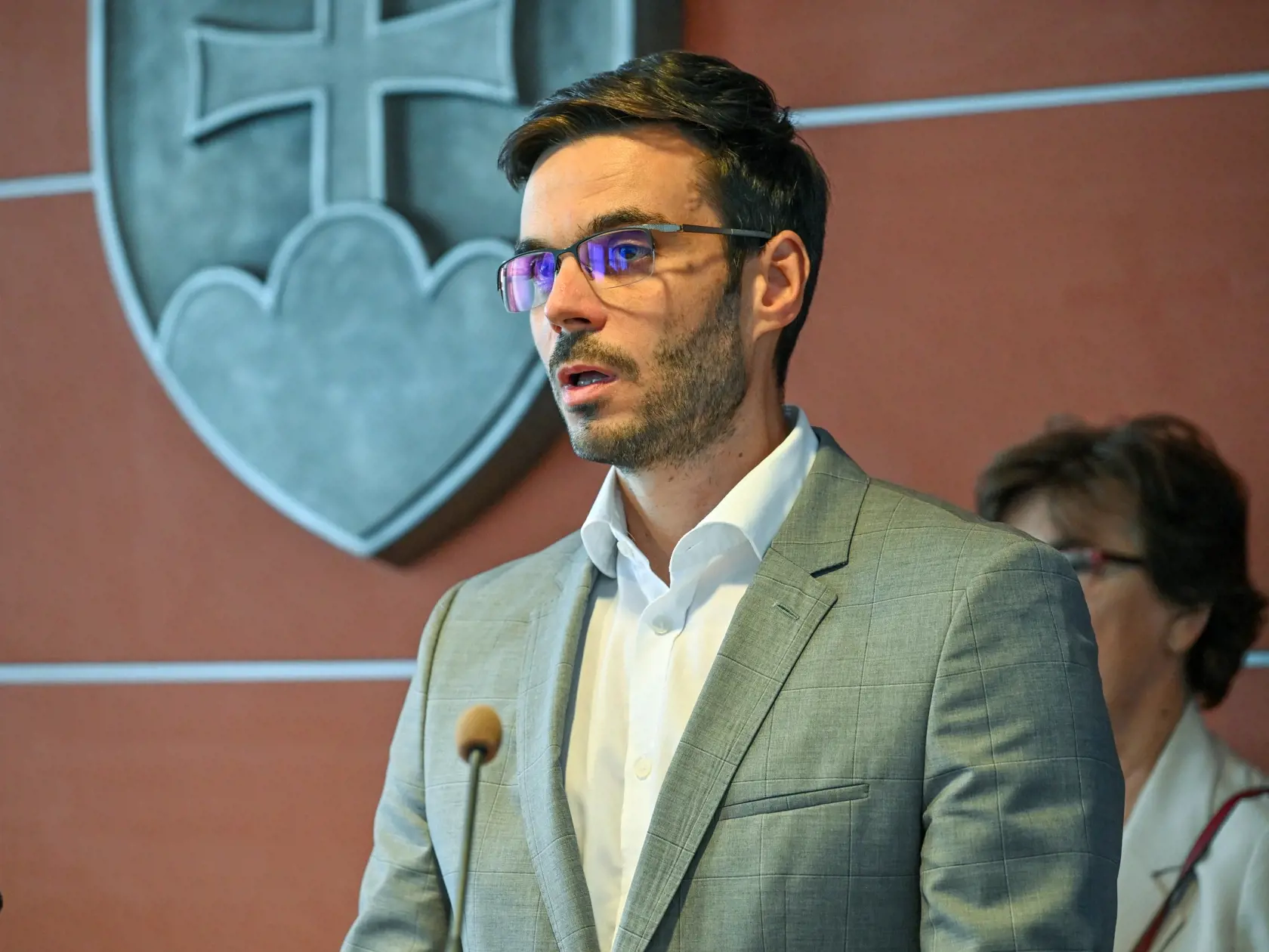 Na snímke zľava štátny tajomník ministerstva vnútra SR Tomáš Oparty a riaditeľka odboru volieb a referenda sekcie verejnej správy ministerstva vnútra SR Eva Chmelová počas tlačovej konferencie na tému Voľby do Národnej rady SR 2023 v Bratislave vo štvrtok 10. augusta 2023.  O voľbu poštou zo zahraničia v septembrových predčasných parlamentných voľbách požiadalo 72.993  občanov. Predčasné parlamentné voľby sa uskutočnia 30. septembra 2023.