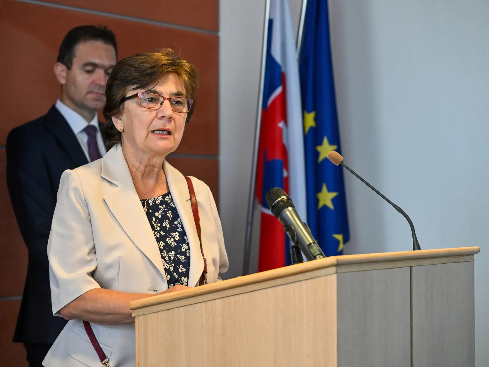 Na snímke zľava dočasný predseda vlády odborníkov SR poverený riadením ministerstva vnútra SR Ľudovít Ódor a riaditeľka odboru volieb a referenda sekcie verejnej správy ministerstva vnútra SR Eva Chmelová počas tlačovej konferencie na tému Voľby do Národnej rady SR 2023 v Bratislave vo štvrtok 10. augusta 2023.  O voľbu poštou zo zahraničia v septembrových predčasných parlamentných voľbách požiadalo 72.993  občanov. Predčasné parlamentné voľby sa uskutočnia 30. septembra 2023.
