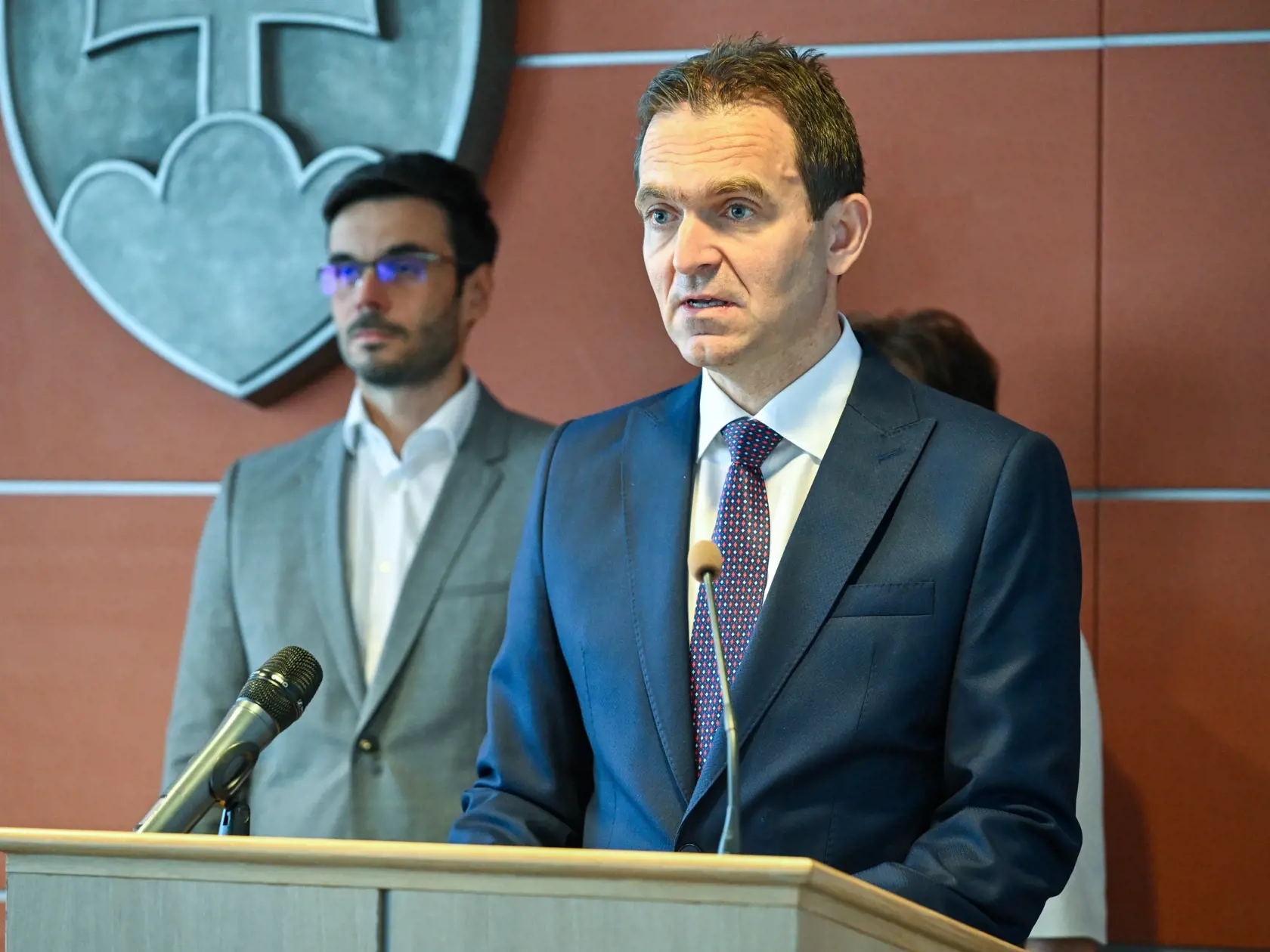 Na snímke zľava štátny tajomník ministerstva vnútra SR Tomáš Oparty, riaditeľka odboru volieb a referenda sekcie verejnej správy ministerstva vnútra SR Eva Chmelová a dočasný predseda vlády odborníkov SR poverený riadením ministerstva vnútra SR Ľudovít Ódor počas tlačovej konferencie na tému Voľby do Národnej rady SR 2023 v Bratislave vo štvrtok 10. augusta 2023.  O voľbu poštou zo zahraničia v septembrových predčasných parlamentných voľbách požiadalo 72.993  občanov.