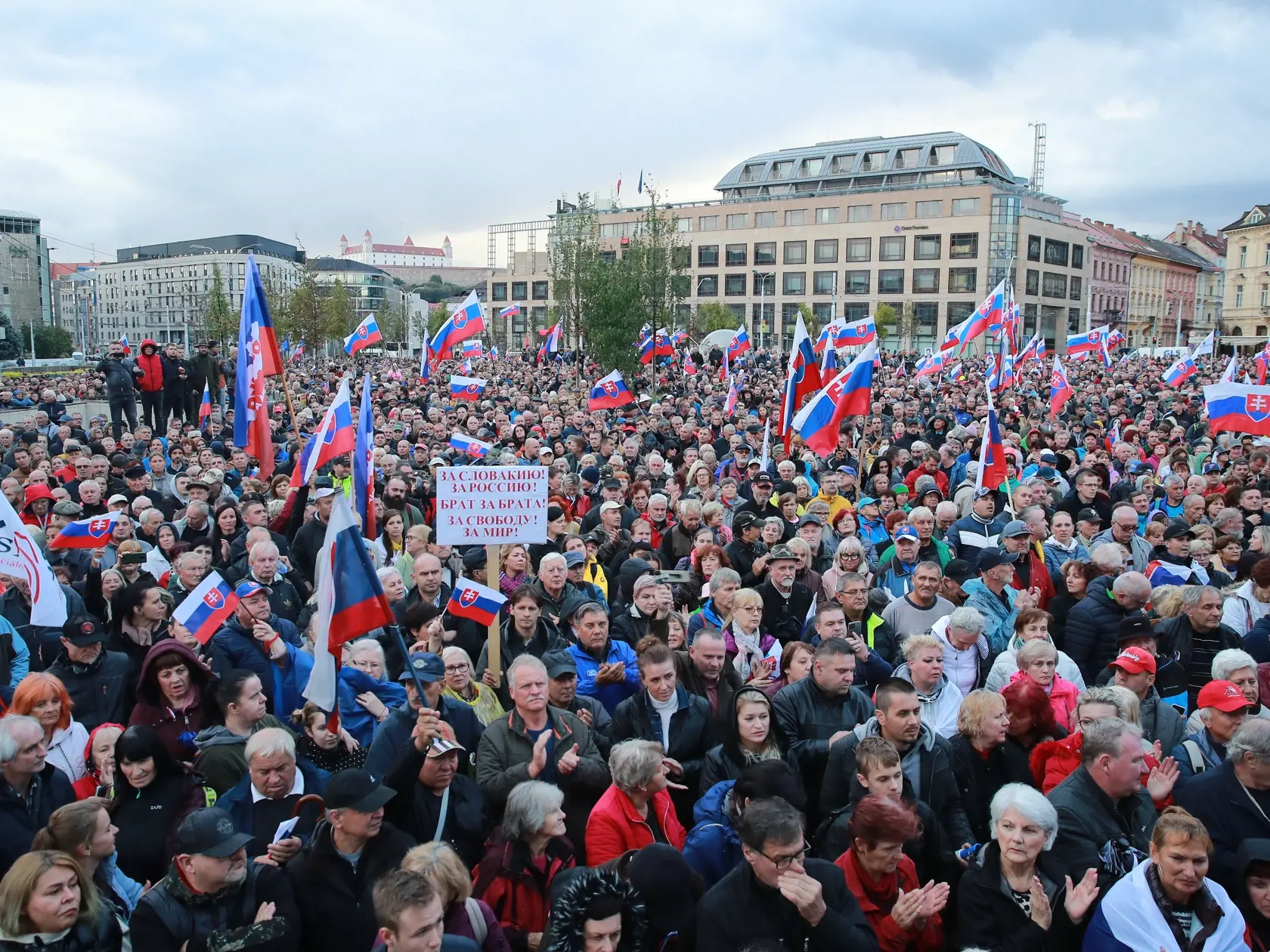 Protestné zhromaždenie organizované pred budovou Prezidentského paláca na Hodžovom námestí sa začalo štátnou hymnou Slovenskej republiky. Aj napriek daždivému počasiu zišli stovky ľudí.