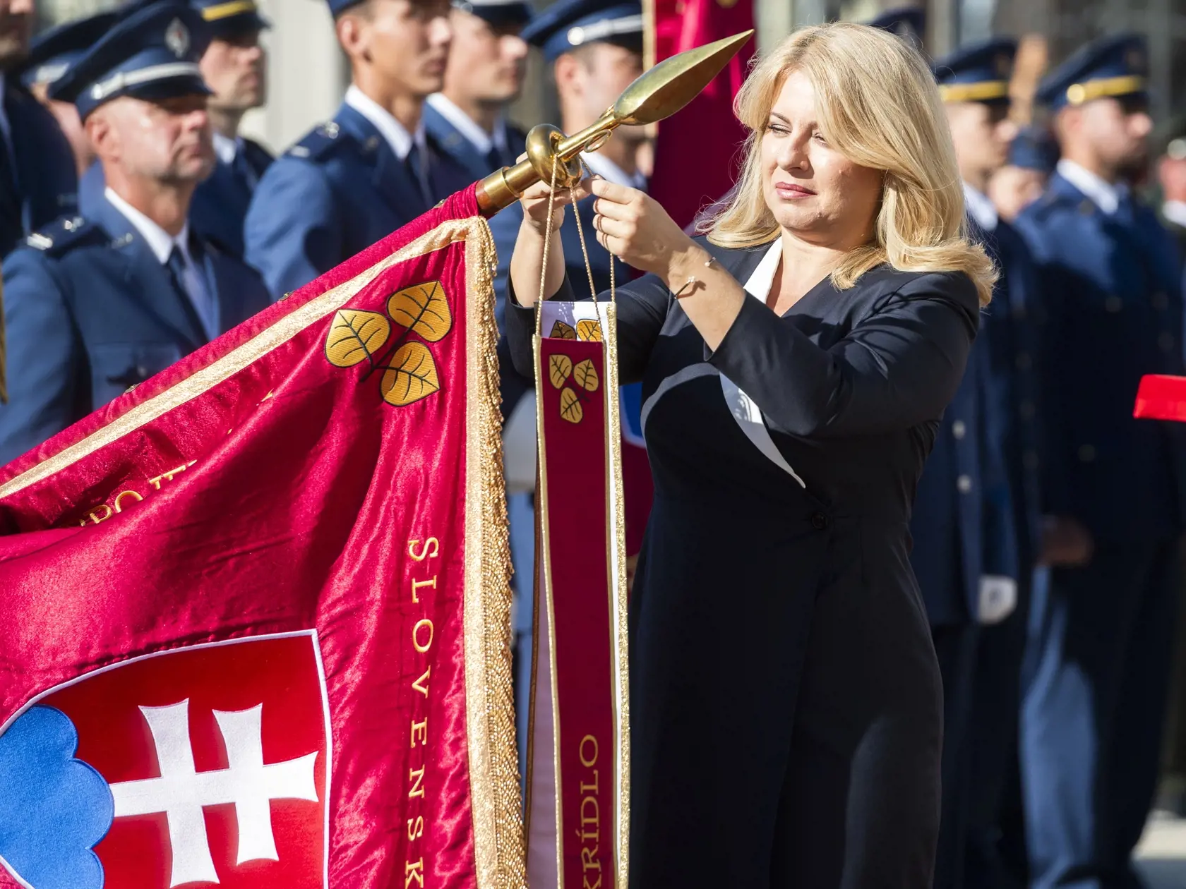 Na snímke prezidentka SR Zuzana Čaputová (uprostred v pozadí) pripína stuhu na bojovú zástavu počas slávnostného ceremoniálu na prednom nádvorí Prezidentského paláca v Bratislave 7. septembra 2023. FOTO TASR - Jaroslav Novák