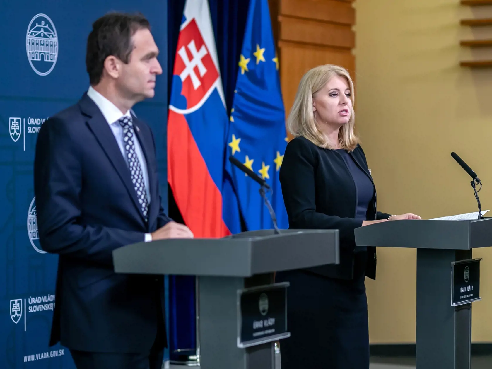 Na snímke premiér SR Ľudovít Ódor a prezidentka SR Zuzana Čaputová počas spoločného vyhlásenia po skončení bezpečnostnej rady. 