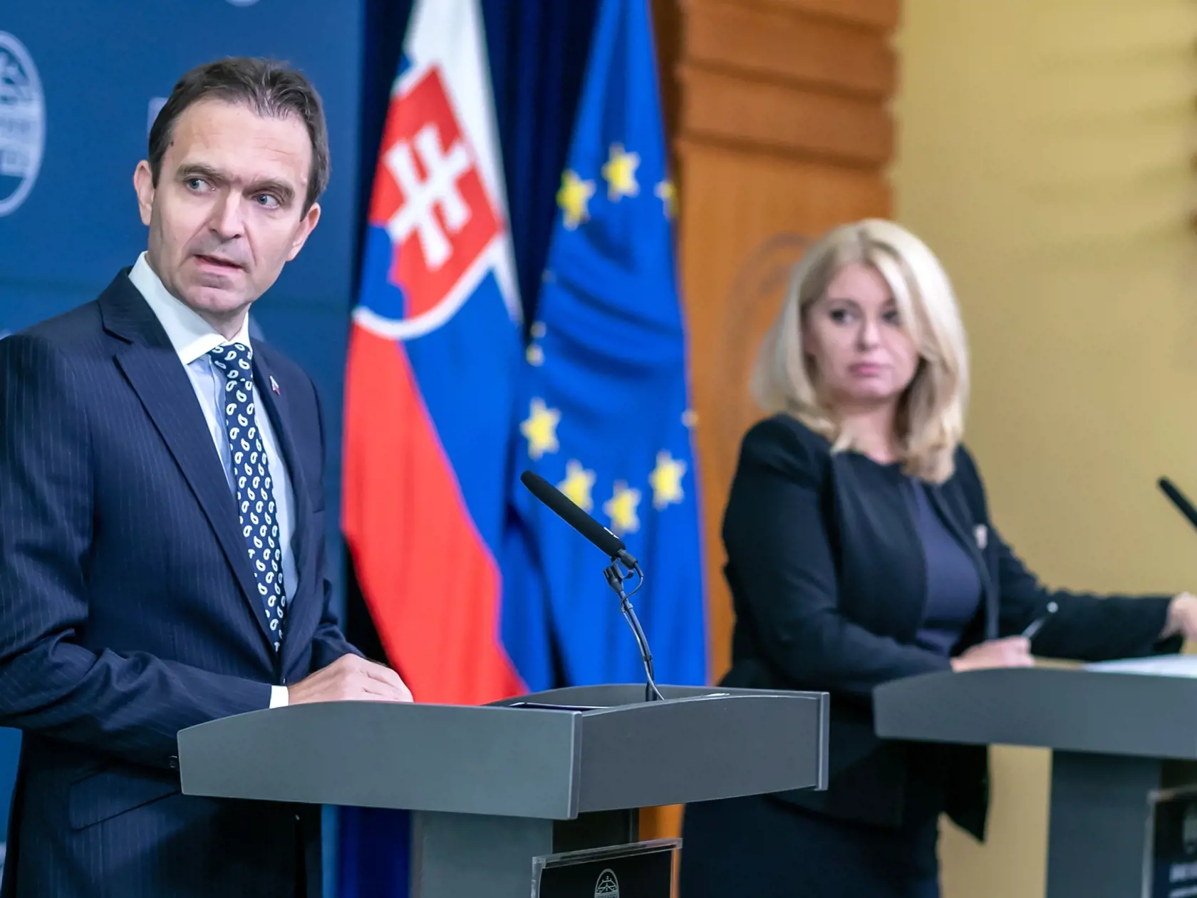 Na snímke premiér SR Ľudovít Ódor a prezidentka SR Zuzana Čaputová počas spoločného vyhlásenia po skončení bezpečnostnej rady. 