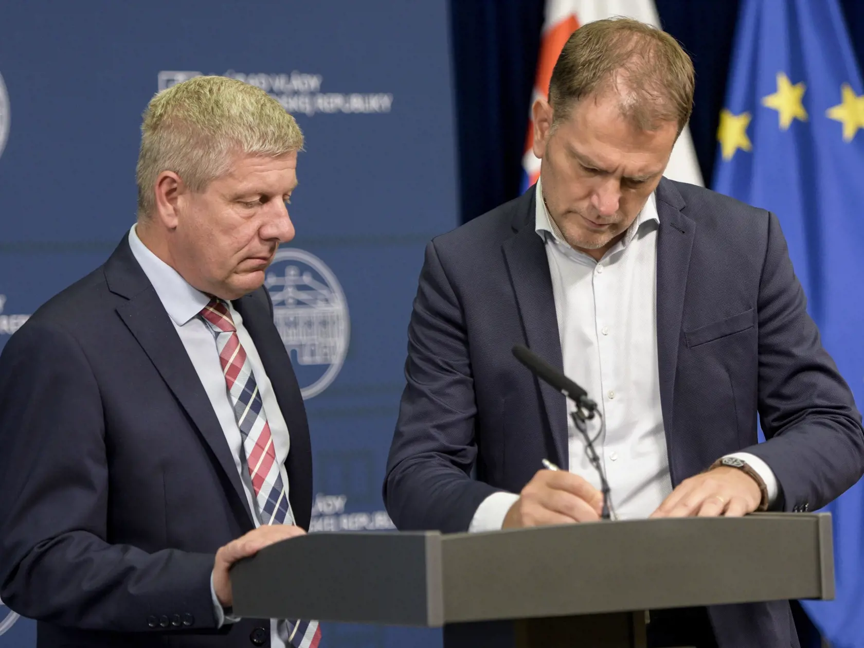 Na snímke zľava minister zdravotníctva SR Vladimír Lengvarský, minister financií SR Igor Matovič počas tlačovej konferencie na Úrade vlády SR, kde rokovali zástupcovia Lekárskeho odborového združenia (LOZ) spoločne s premiérom SR Eduardom Hegerom o platových podmienkach pre zdravotníkov 19. augusta 2022 v Bratislave. FOTO TASR - Pavol Zachar
