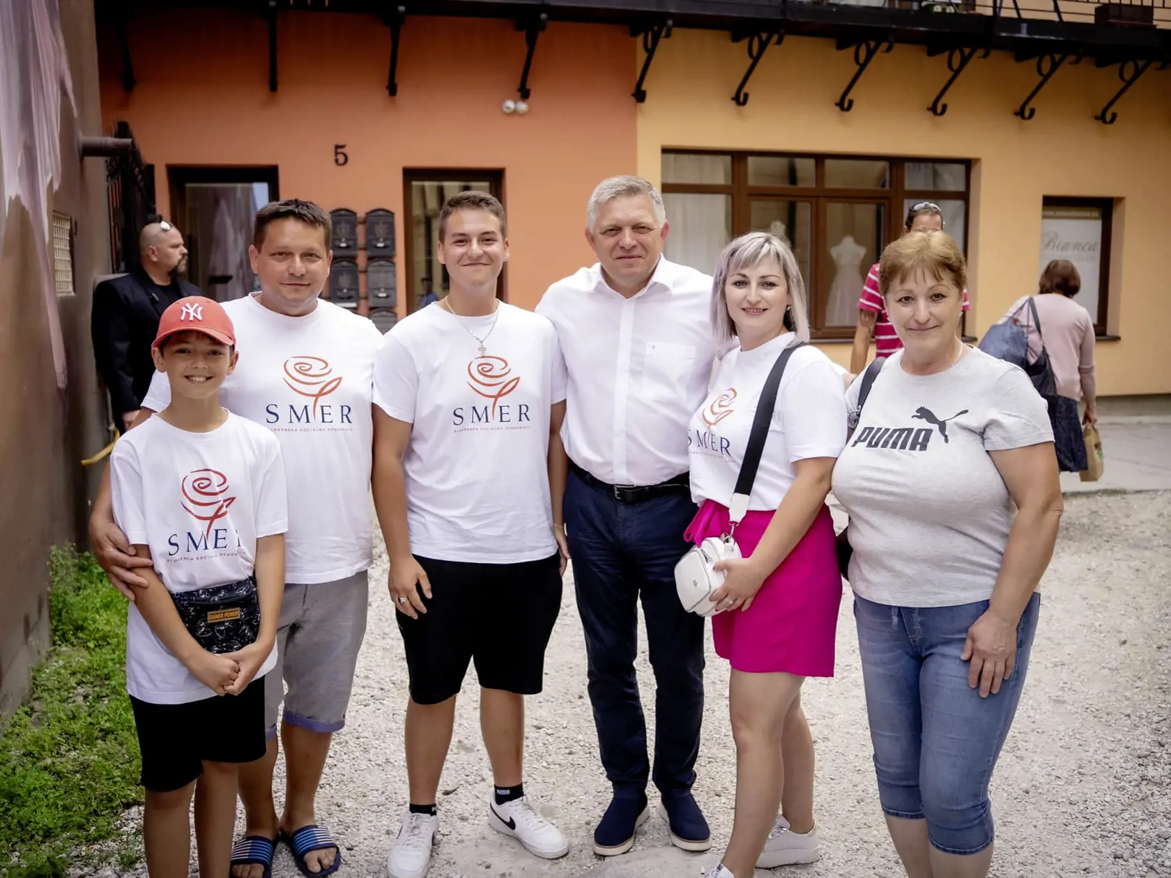 Podľa Roberta Fica nie sú dôležité predvolebné prieskumy, ale stretnutia s ľuďmi na mítingoch a ich názory.