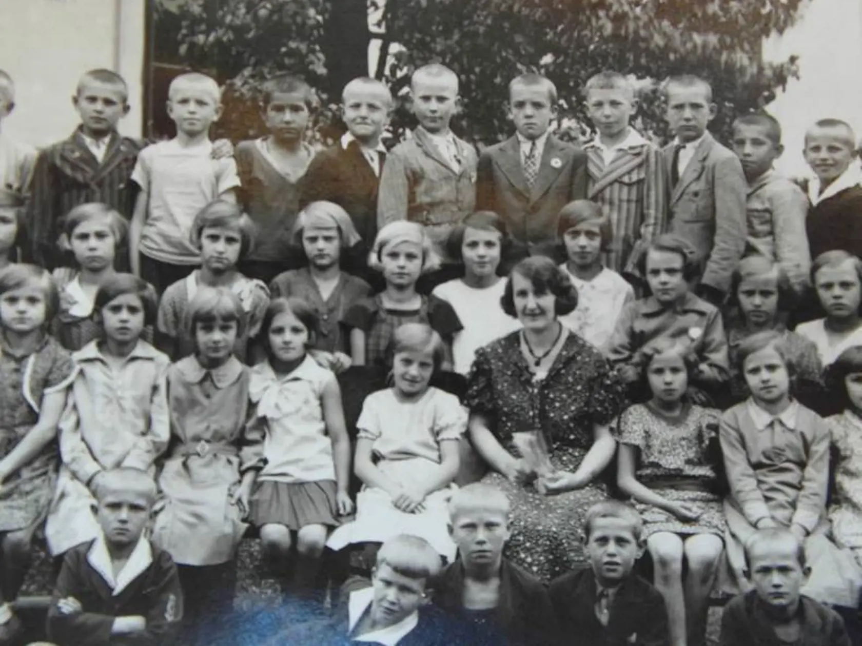 Ladislav Chudík na školskej fotografii (v hornom rade štvrtý sprava, v pásikavom bledom saku).
V januári 1944 sa stal hospitantom SND, neskôr elévom a napokon hercom najväčšieho slovenského divadelného stánku.