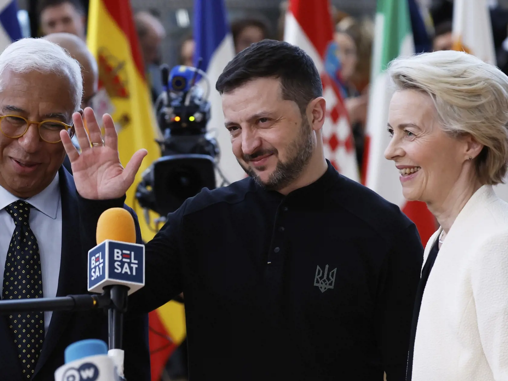 Zľava predseda Európskej rady António Costa, ukrajinský prezident Volodymyr Zelenskyj a predsedníčka Európskej komisie Ursula von der Leyenová hovoria s novinármi počas ich príchodu na mimoriadny summit EÚ v sídle Európskej rady v Bruseli 6. marca 2025.