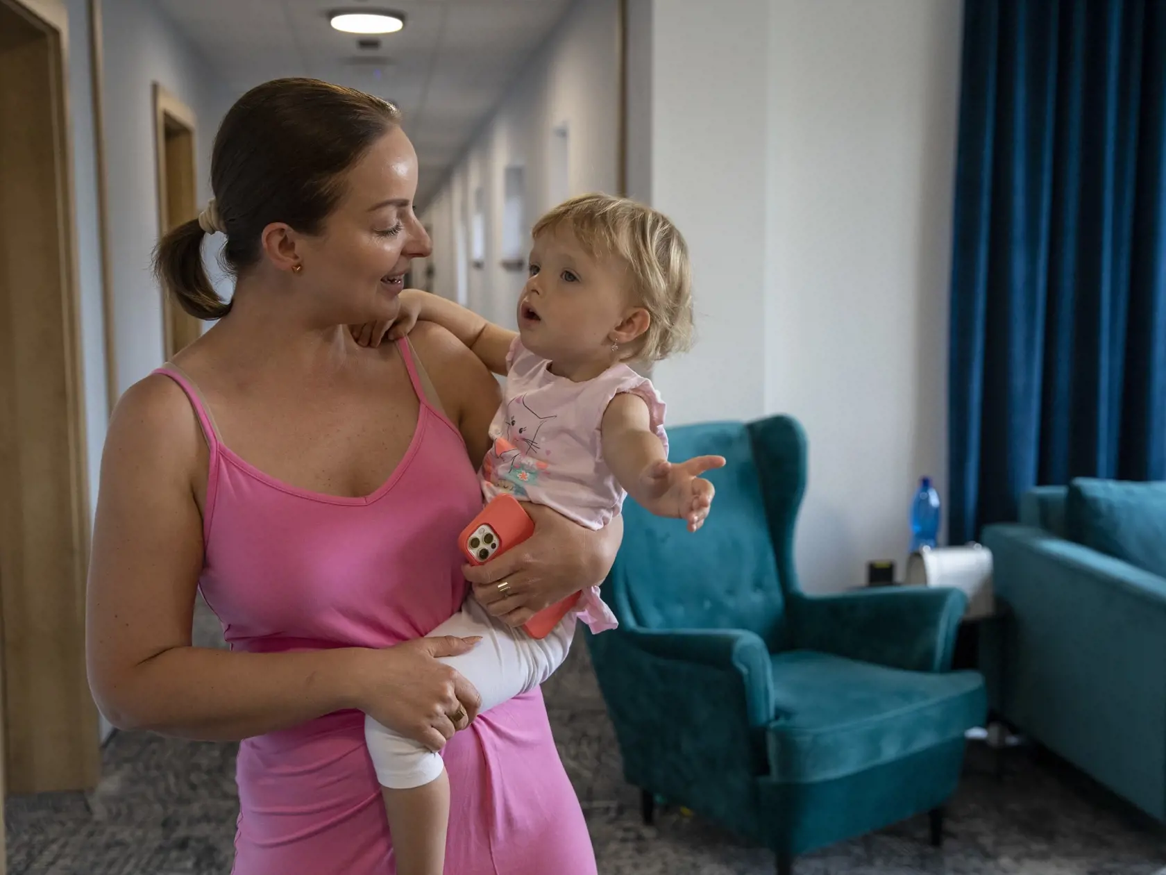Na snímke sú Veronika Nízlová a Daniela Nízlová na zahájení letnej sezóny na termálnom kúpalisku Bešeňová.