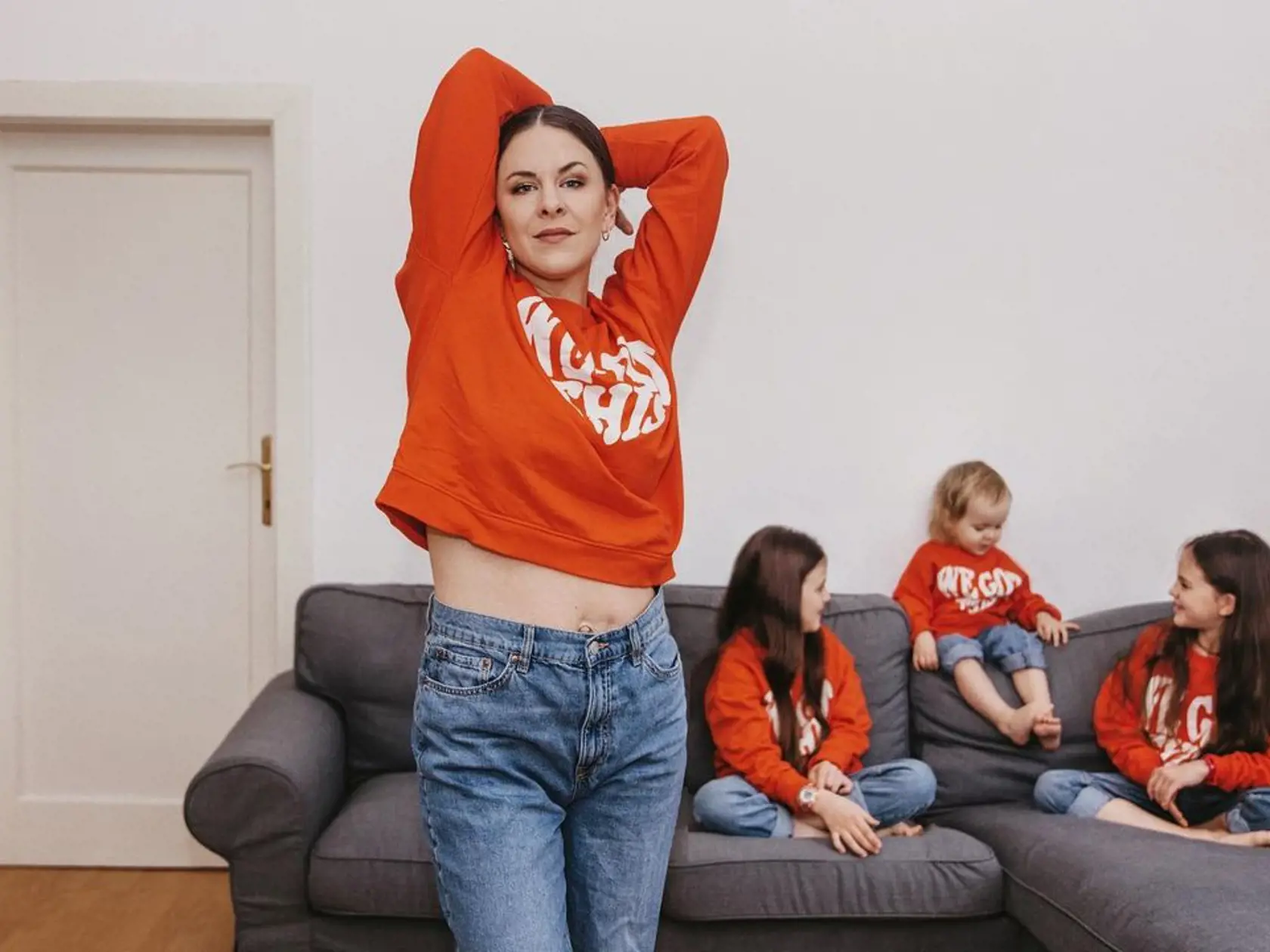 Herečka Kristína Tormová, v pozadí jej ratolesti.