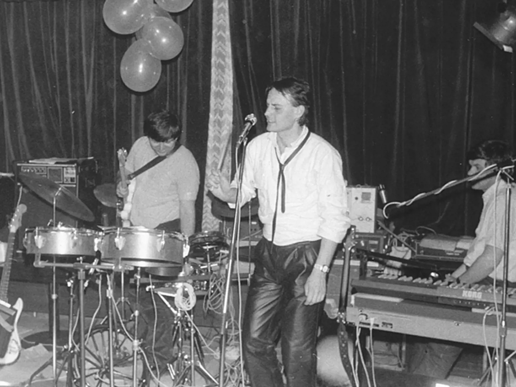 Jožko vo svojich muzikantských a speváckych začiatkoch. Máloktovie, že Jankovi Lehotskému Jožka do Modusu odporučil Jano Hangoni z YPSu.