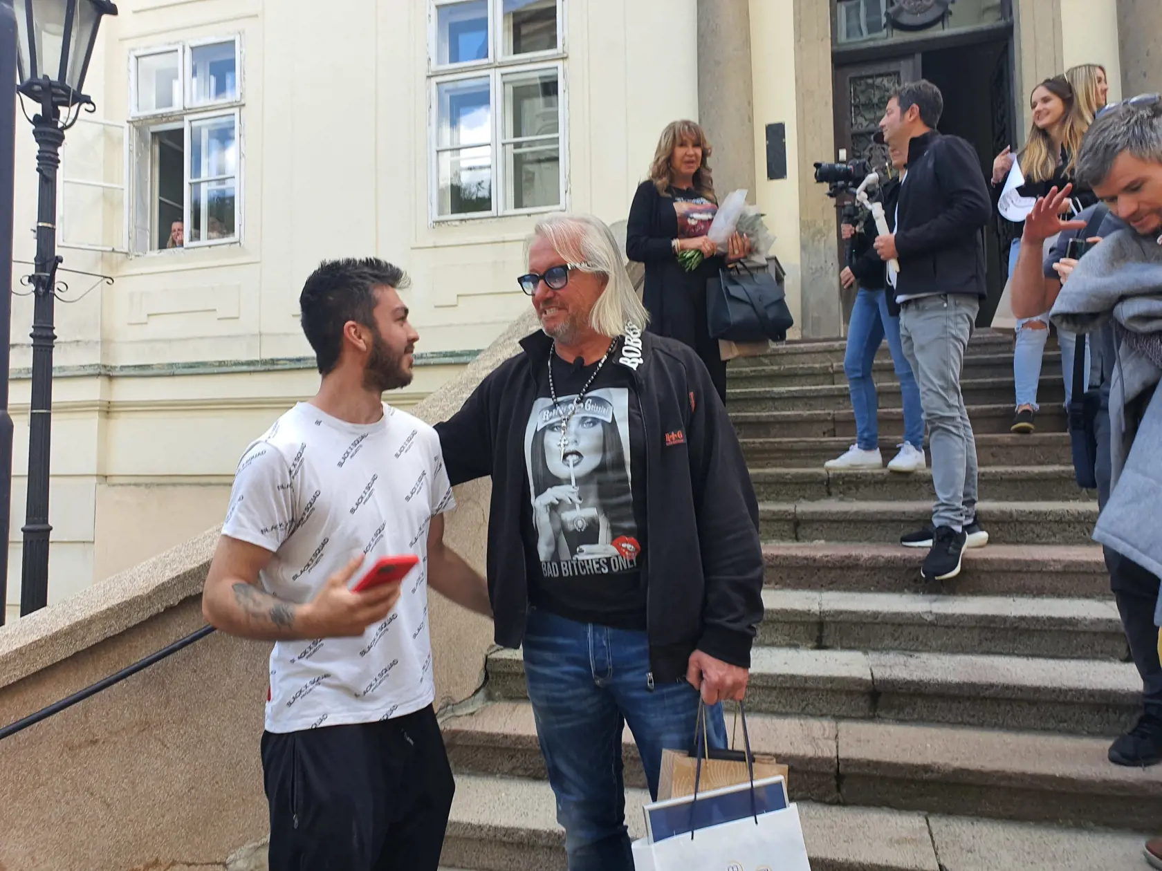 V Banskej Štiavnici. Robert sa cíti najpohodlnejšie v tričku a rifliach. Práve počas návštevy na Slovensku uverejnili manželia na svojich profiloch na sociálnej sieti ponuku tričiek v zľave. Či si ich aj niekto kúpil, nie je známe, keďže cena jedného je takmer 90 eur.