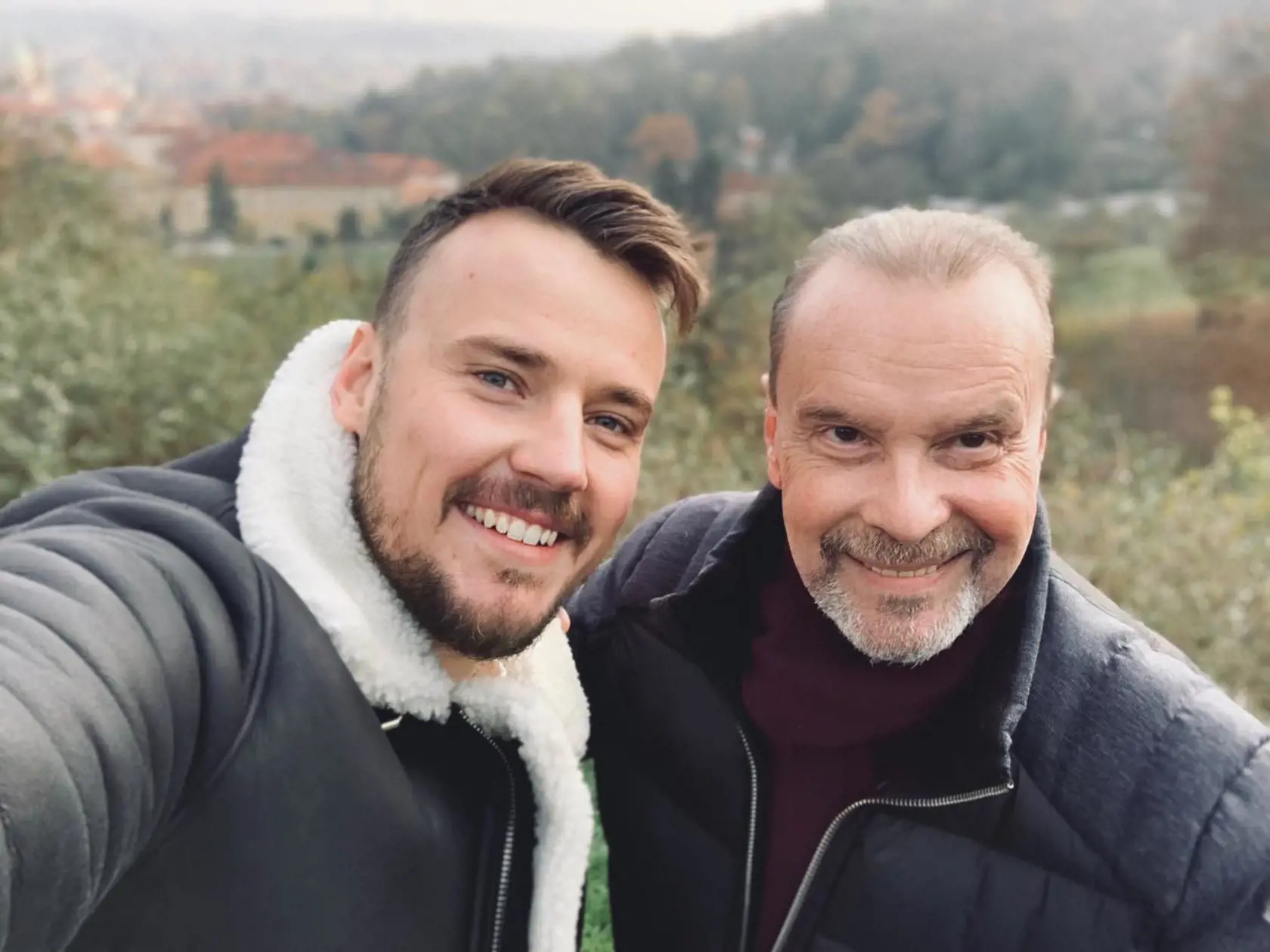 Michal so Štefanom sú nielen spolupracovníci, ale aj veľmi dobrí priatelia. raz mladší z mužov povedal tenorovi, že mu pripomína jeho otca. Margita mu na to povedal: "Dobre, synu!"