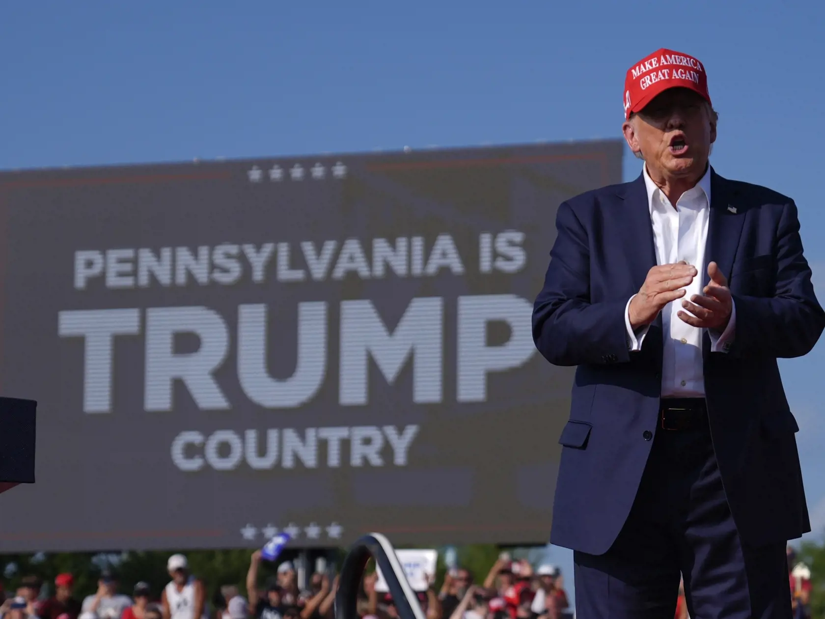 Republikánsky prezidentský kandidát a americký exprezident Donald Trump prichádza na svoj predvolebný míting v meste Butler v americkom štáte Pensylvánia 13. júla 2024. Trump potvrdil, že v sobotu na mítingu v Pensylvánii ho zasiahla guľka. Tá mu prestrelila hornú časť pravého ucha. Bývalý americký prezident sa vyjadril na sociálnej sieti, informuje TASR.
