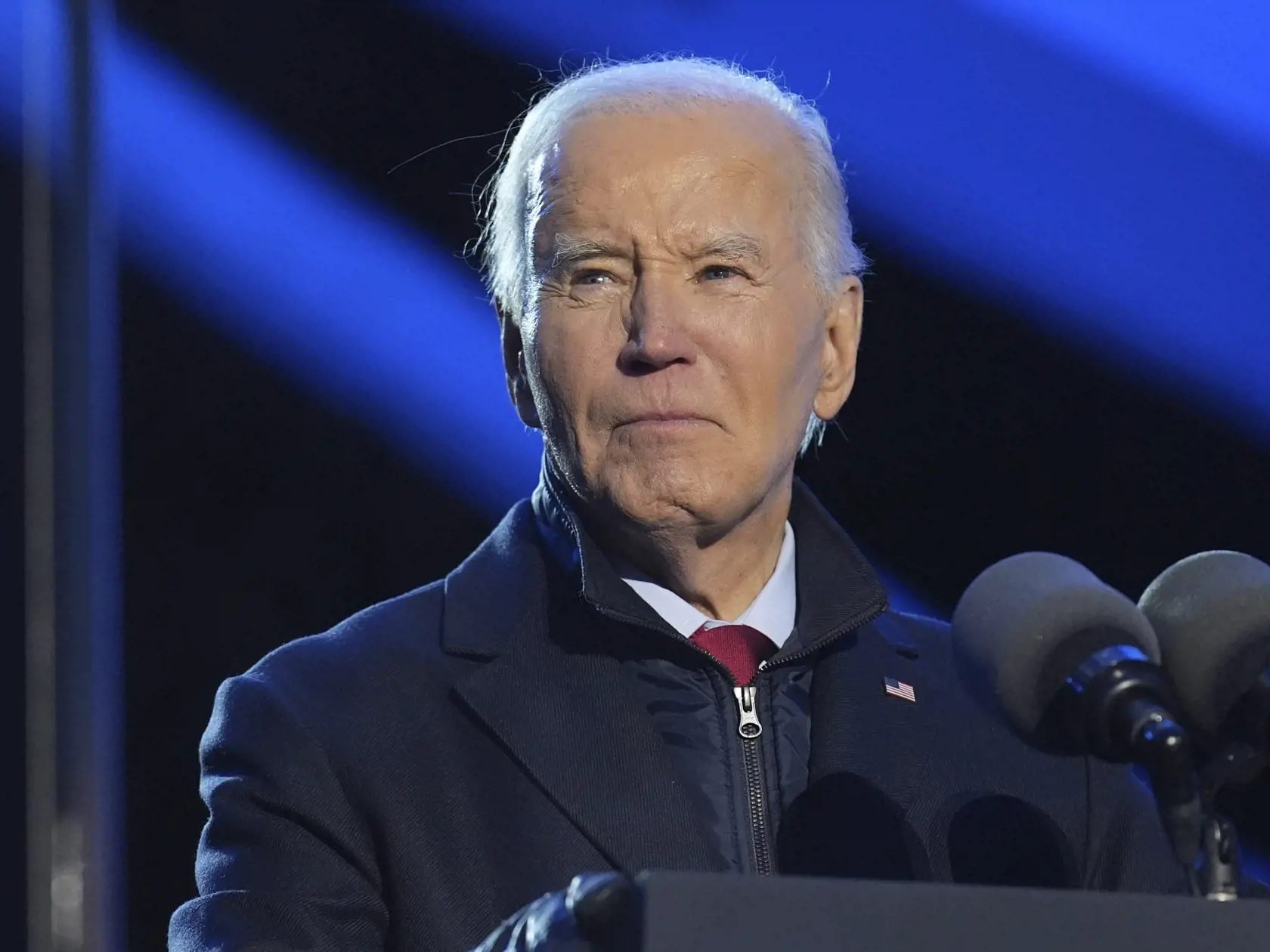 Na snímke americký prezident Joe Biden reční počas slávnostného vysvietenia vianočného stromčeka pred Bielym domom. Biden vo štvrtok 5. decembra 2024 rozsvietil svetlá na vianočnom stromčeku v záhrade Bieleho domu vo Washingtone. Urobil tak poslednýkrát ako prezident USA.